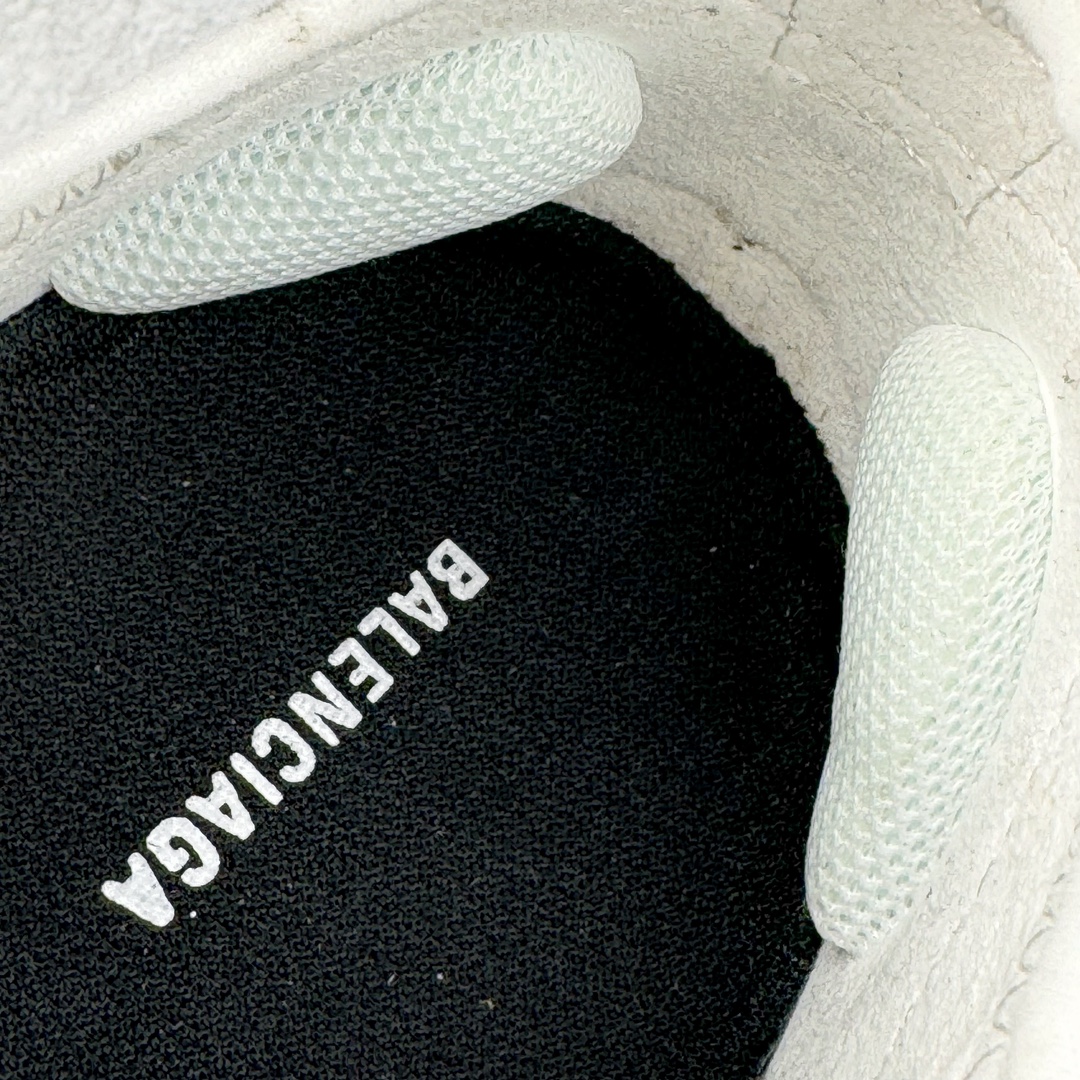 图片[11]-＃绿X BALENCIAGA CIRCUIT 巴黎世家圆头系带LOGO印花低帮老爹鞋 全套原纸板楦头开发 最原汁原味的灵魂版型 全鞋荧光划线卡点 胶水把控整洁度追求极致完美 每一双都是工艺品 多重QC质检 超越公司货的品控标准 实实在在的免检产品 原盒原配 正确字体电绣 粗细、位置、大小正确 侧边TPU 透气孔匹配意产原版 正确分离大底 TPU软底 原版一致大底LOGO 立体感十足 原厂皮料水洗做旧 采购原厂网纱 偏大一码 尺码：35 36 37 38 39 40 41 42 43 44 45 46-选品中心