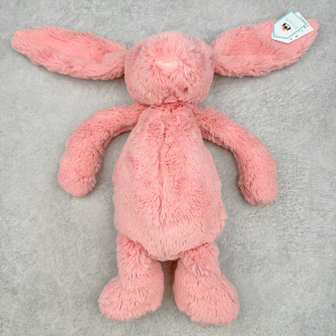 图片[2]-＃原单 Jellycat 玩偶 毛绒公仔 科普：Jellycat是一个英国玩具品牌，创立于1999年，由William和Thomas兄弟二人在伦敦创立。该品牌专注于设计玩偶玩具，并全情投入于最有趣、环保和独特的软玩具领域。Jellycat的产品设计丰富且有创意，其毛绒玩具以可爱的动物形象为主打，深受全球儿童的喜爱。品牌的产品线包括各种动物系列、海洋系列、蔬果美食系列、植物系列等，每个系列都有其独特的设计和故事。Jellycat的产品设计理念是打破传统动物毛绒像动物标本一样的形象，通过改变形状、手感、颜色、大小和材料，用成千上万种方式制作一只动物毛绒。品牌的设计师来自世界各地，他们的创意让产品更具多元性，同时也让品牌能够从世界各地的文化中获得设计灵感。近年来，Jellycat品牌方开始跨界合作，与野兽派、华尔道夫酒店等品牌合作推出联名产品，进一步扩大了品牌的影响力。在社交媒体上，Jellycat也日益活跃，通过小红书、Instagram、抖音和TikTok等平台与消费者互动，分享品牌故事和产品信息。Jellycat的产品价格在99元到1699元不等，绝版产品的价格在二手平台上甚至会翻几倍。尽管有消费者认为它高价低质，价格贵、品控不严格等问题频频引来吐槽，但仍有大量粉丝愿意为“治愈”买单，因为这些毛绒玩具成为他们精神上的陪伴。原装100% polyester进口聚酯纤维面料 原厂7D棉 原单环保颗粒 双吊牌加三重水洗标 原配防尘袋 吊打市面通货 注意即使同一家厂 不同的批次面料缸差是一定都有的 官网不同批次都有 经过欧盟CE安全认证 此标准0-100岁的小朋友都适用 这个缸差和造型其实经常入手玩偶的都知道 手工制品 世上每一只jell 都是独一无二的 轻微线头 轻微不对称都是很正常的 无法避免 官网都是一样 底部走线 颗粒填充物 刺绣 走线 肉眼可见的精致 原色未染色面料纱线 超级有质感-选品中心