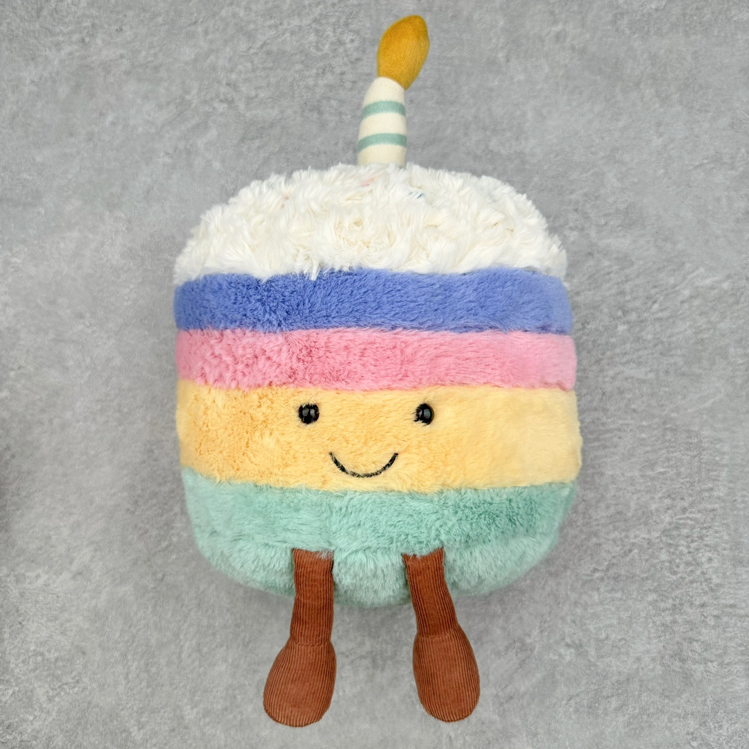 图片[6]-＃原单 Jellycat 玩偶 毛绒公仔 科普：Jellycat是一个英国玩具品牌，创立于1999年，由William和Thomas兄弟二人在伦敦创立。该品牌专注于设计玩偶玩具，并全情投入于最有趣、环保和独特的软玩具领域。Jellycat的产品设计丰富且有创意，其毛绒玩具以可爱的动物形象为主打，深受全球儿童的喜爱。品牌的产品线包括各种动物系列、海洋系列、蔬果美食系列、植物系列等，每个系列都有其独特的设计和故事。Jellycat的产品设计理念是打破传统动物毛绒像动物标本一样的形象，通过改变形状、手感、颜色、大小和材料，用成千上万种方式制作一只动物毛绒。品牌的设计师来自世界各地，他们的创意让产品更具多元性，同时也让品牌能够从世界各地的文化中获得设计灵感。近年来，Jellycat品牌方开始跨界合作，与野兽派、华尔道夫酒店等品牌合作推出联名产品，进一步扩大了品牌的影响力。在社交媒体上，Jellycat也日益活跃，通过小红书、Instagram、抖音和TikTok等平台与消费者互动，分享品牌故事和产品信息。Jellycat的产品价格在99元到1699元不等，绝版产品的价格在二手平台上甚至会翻几倍。尽管有消费者认为它高价低质，价格贵、品控不严格等问题频频引来吐槽，但仍有大量粉丝愿意为“治愈”买单，因为这些毛绒玩具成为他们精神上的陪伴。原装100% polyester进口聚酯纤维面料 原厂7D棉 原单环保颗粒 双吊牌加三重水洗标 原配防尘袋 吊打市面通货 注意即使同一家厂 不同的批次面料缸差是一定都有的 官网不同批次都有 经过欧盟CE安全认证 此标准0-100岁的小朋友都适用 这个缸差和造型其实经常入手玩偶的都知道 手工制品 世上每一只jell 都是独一无二的 轻微线头 轻微不对称都是很正常的 无法避免 官网都是一样 底部走线 颗粒填充物 刺绣 走线 肉眼可见的精致 原色未染色面料纱线 超级有质感-选品中心