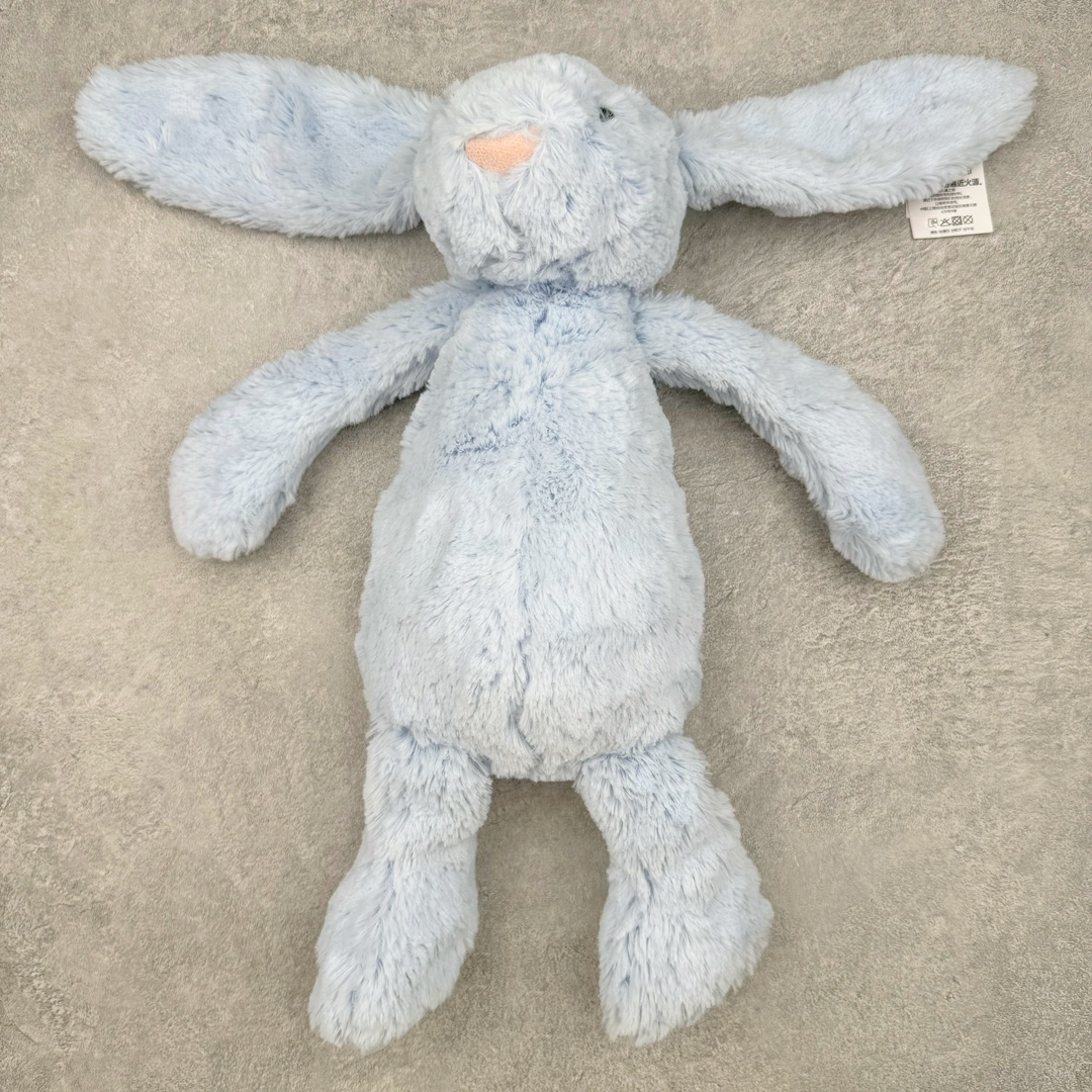 图片[4]-＃原单 Jellycat 玩偶 毛绒公仔 科普：Jellycat是一个英国玩具品牌，创立于1999年，由William和Thomas兄弟二人在伦敦创立。该品牌专注于设计玩偶玩具，并全情投入于最有趣、环保和独特的软玩具领域。Jellycat的产品设计丰富且有创意，其毛绒玩具以可爱的动物形象为主打，深受全球儿童的喜爱。品牌的产品线包括各种动物系列、海洋系列、蔬果美食系列、植物系列等，每个系列都有其独特的设计和故事。Jellycat的产品设计理念是打破传统动物毛绒像动物标本一样的形象，通过改变形状、手感、颜色、大小和材料，用成千上万种方式制作一只动物毛绒。品牌的设计师来自世界各地，他们的创意让产品更具多元性，同时也让品牌能够从世界各地的文化中获得设计灵感。近年来，Jellycat品牌方开始跨界合作，与野兽派、华尔道夫酒店等品牌合作推出联名产品，进一步扩大了品牌的影响力。在社交媒体上，Jellycat也日益活跃，通过小红书、Instagram、抖音和TikTok等平台与消费者互动，分享品牌故事和产品信息。Jellycat的产品价格在99元到1699元不等，绝版产品的价格在二手平台上甚至会翻几倍。尽管有消费者认为它高价低质，价格贵、品控不严格等问题频频引来吐槽，但仍有大量粉丝愿意为“治愈”买单，因为这些毛绒玩具成为他们精神上的陪伴。原装100% polyester进口聚酯纤维面料 原厂7D棉 原单环保颗粒 双吊牌加三重水洗标 原配防尘袋 吊打市面通货 注意即使同一家厂 不同的批次面料缸差是一定都有的 官网不同批次都有 经过欧盟CE安全认证 此标准0-100岁的小朋友都适用 这个缸差和造型其实经常入手玩偶的都知道 手工制品 世上每一只jell 都是独一无二的 轻微线头 轻微不对称都是很正常的 无法避免 官网都是一样 底部走线 颗粒填充物 刺绣 走线 肉眼可见的精致 原色未染色面料纱线 超级有质感-选品中心