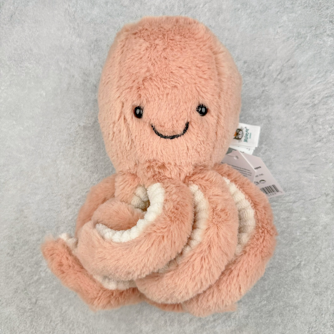 图片[7]-＃原单 Jellycat 玩偶 毛绒公仔 科普：Jellycat是一个英国玩具品牌，创立于1999年，由William和Thomas兄弟二人在伦敦创立。该品牌专注于设计玩偶玩具，并全情投入于最有趣、环保和独特的软玩具领域。Jellycat的产品设计丰富且有创意，其毛绒玩具以可爱的动物形象为主打，深受全球儿童的喜爱。品牌的产品线包括各种动物系列、海洋系列、蔬果美食系列、植物系列等，每个系列都有其独特的设计和故事。Jellycat的产品设计理念是打破传统动物毛绒像动物标本一样的形象，通过改变形状、手感、颜色、大小和材料，用成千上万种方式制作一只动物毛绒。品牌的设计师来自世界各地，他们的创意让产品更具多元性，同时也让品牌能够从世界各地的文化中获得设计灵感。近年来，Jellycat品牌方开始跨界合作，与野兽派、华尔道夫酒店等品牌合作推出联名产品，进一步扩大了品牌的影响力。在社交媒体上，Jellycat也日益活跃，通过小红书、Instagram、抖音和TikTok等平台与消费者互动，分享品牌故事和产品信息。Jellycat的产品价格在99元到1699元不等，绝版产品的价格在二手平台上甚至会翻几倍。尽管有消费者认为它高价低质，价格贵、品控不严格等问题频频引来吐槽，但仍有大量粉丝愿意为“治愈”买单，因为这些毛绒玩具成为他们精神上的陪伴。原装100% polyester进口聚酯纤维面料 原厂7D棉 原单环保颗粒 双吊牌加三重水洗标 原配防尘袋 吊打市面通货 注意即使同一家厂 不同的批次面料缸差是一定都有的 官网不同批次都有 经过欧盟CE安全认证 此标准0-100岁的小朋友都适用 这个缸差和造型其实经常入手玩偶的都知道 手工制品 世上每一只jell 都是独一无二的 轻微线头 轻微不对称都是很正常的 无法避免 官网都是一样 底部走线 颗粒填充物 刺绣 走线 肉眼可见的精致 原色未染色面料纱线 超级有质感-选品中心