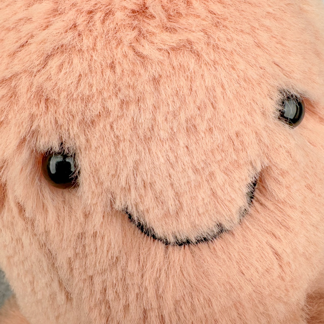 图片[7]-＃原单 Jellycat 玩偶 毛绒公仔 章鱼 14CM 科普：Jellycat是一个英国玩具品牌，创立于1999年，由William和Thomas兄弟二人在伦敦创立。该品牌专注于设计玩偶玩具，并全情投入于最有趣、环保和独特的软玩具领域。Jellycat的产品设计丰富且有创意，其毛绒玩具以可爱的动物形象为主打，深受全球儿童的喜爱。品牌的产品线包括各种动物系列、海洋系列、蔬果美食系列、植物系列等，每个系列都有其独特的设计和故事。Jellycat的产品设计理念是打破传统动物毛绒像动物标本一样的形象，通过改变形状、手感、颜色、大小和材料，用成千上万种方式制作一只动物毛绒。品牌的设计师来自世界各地，他们的创意让产品更具多元性，同时也让品牌能够从世界各地的文化中获得设计灵感。近年来，Jellycat品牌方开始跨界合作，与野兽派、华尔道夫酒店等品牌合作推出联名产品，进一步扩大了品牌的影响力。在社交媒体上，Jellycat也日益活跃，通过小红书、Instagram、抖音和TikTok等平台与消费者互动，分享品牌故事和产品信息。Jellycat的产品价格在99元到1699元不等，绝版产品的价格在二手平台上甚至会翻几倍。尽管有消费者认为它高价低质，价格贵、品控不严格等问题频频引来吐槽，但仍有大量粉丝愿意为“治愈”买单，因为这些毛绒玩具成为他们精神上的陪伴。原装100% polyester进口聚酯纤维面料 原厂7D棉 原单环保颗粒 双吊牌加三重水洗标 原配防尘袋 吊打市面通货 注意即使同一家厂 不同的批次面料缸差是一定都有的 官网不同批次都有 经过欧盟CE安全认证 此标准0-100岁的小朋友都适用 这个缸差和造型其实经常入手玩偶的都知道 手工制品 世上每一只jell 都是独一无二的 轻微线头 轻微不对称都是很正常的 无法避免 官网都是一样 底部走线 颗粒填充物 刺绣 走线 肉眼可见的精致 原色未染色面料纱线 超级有质感-选品中心