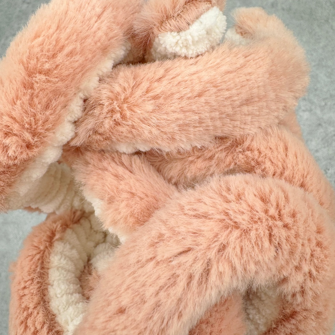 图片[5]-＃原单 Jellycat 玩偶 毛绒公仔 章鱼 14CM 科普：Jellycat是一个英国玩具品牌，创立于1999年，由William和Thomas兄弟二人在伦敦创立。该品牌专注于设计玩偶玩具，并全情投入于最有趣、环保和独特的软玩具领域。Jellycat的产品设计丰富且有创意，其毛绒玩具以可爱的动物形象为主打，深受全球儿童的喜爱。品牌的产品线包括各种动物系列、海洋系列、蔬果美食系列、植物系列等，每个系列都有其独特的设计和故事。Jellycat的产品设计理念是打破传统动物毛绒像动物标本一样的形象，通过改变形状、手感、颜色、大小和材料，用成千上万种方式制作一只动物毛绒。品牌的设计师来自世界各地，他们的创意让产品更具多元性，同时也让品牌能够从世界各地的文化中获得设计灵感。近年来，Jellycat品牌方开始跨界合作，与野兽派、华尔道夫酒店等品牌合作推出联名产品，进一步扩大了品牌的影响力。在社交媒体上，Jellycat也日益活跃，通过小红书、Instagram、抖音和TikTok等平台与消费者互动，分享品牌故事和产品信息。Jellycat的产品价格在99元到1699元不等，绝版产品的价格在二手平台上甚至会翻几倍。尽管有消费者认为它高价低质，价格贵、品控不严格等问题频频引来吐槽，但仍有大量粉丝愿意为“治愈”买单，因为这些毛绒玩具成为他们精神上的陪伴。原装100% polyester进口聚酯纤维面料 原厂7D棉 原单环保颗粒 双吊牌加三重水洗标 原配防尘袋 吊打市面通货 注意即使同一家厂 不同的批次面料缸差是一定都有的 官网不同批次都有 经过欧盟CE安全认证 此标准0-100岁的小朋友都适用 这个缸差和造型其实经常入手玩偶的都知道 手工制品 世上每一只jell 都是独一无二的 轻微线头 轻微不对称都是很正常的 无法避免 官网都是一样 底部走线 颗粒填充物 刺绣 走线 肉眼可见的精致 原色未染色面料纱线 超级有质感-选品中心