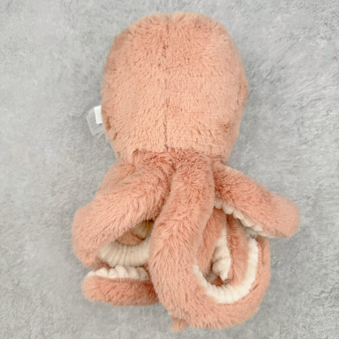 图片[2]-＃原单 Jellycat 玩偶 毛绒公仔 章鱼 14CM 科普：Jellycat是一个英国玩具品牌，创立于1999年，由William和Thomas兄弟二人在伦敦创立。该品牌专注于设计玩偶玩具，并全情投入于最有趣、环保和独特的软玩具领域。Jellycat的产品设计丰富且有创意，其毛绒玩具以可爱的动物形象为主打，深受全球儿童的喜爱。品牌的产品线包括各种动物系列、海洋系列、蔬果美食系列、植物系列等，每个系列都有其独特的设计和故事。Jellycat的产品设计理念是打破传统动物毛绒像动物标本一样的形象，通过改变形状、手感、颜色、大小和材料，用成千上万种方式制作一只动物毛绒。品牌的设计师来自世界各地，他们的创意让产品更具多元性，同时也让品牌能够从世界各地的文化中获得设计灵感。近年来，Jellycat品牌方开始跨界合作，与野兽派、华尔道夫酒店等品牌合作推出联名产品，进一步扩大了品牌的影响力。在社交媒体上，Jellycat也日益活跃，通过小红书、Instagram、抖音和TikTok等平台与消费者互动，分享品牌故事和产品信息。Jellycat的产品价格在99元到1699元不等，绝版产品的价格在二手平台上甚至会翻几倍。尽管有消费者认为它高价低质，价格贵、品控不严格等问题频频引来吐槽，但仍有大量粉丝愿意为“治愈”买单，因为这些毛绒玩具成为他们精神上的陪伴。原装100% polyester进口聚酯纤维面料 原厂7D棉 原单环保颗粒 双吊牌加三重水洗标 原配防尘袋 吊打市面通货 注意即使同一家厂 不同的批次面料缸差是一定都有的 官网不同批次都有 经过欧盟CE安全认证 此标准0-100岁的小朋友都适用 这个缸差和造型其实经常入手玩偶的都知道 手工制品 世上每一只jell 都是独一无二的 轻微线头 轻微不对称都是很正常的 无法避免 官网都是一样 底部走线 颗粒填充物 刺绣 走线 肉眼可见的精致 原色未染色面料纱线 超级有质感-选品中心