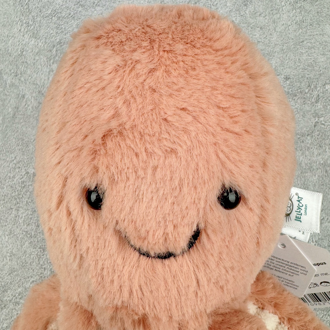 图片[3]-＃原单 Jellycat 玩偶 毛绒公仔 章鱼 14CM 科普：Jellycat是一个英国玩具品牌，创立于1999年，由William和Thomas兄弟二人在伦敦创立。该品牌专注于设计玩偶玩具，并全情投入于最有趣、环保和独特的软玩具领域。Jellycat的产品设计丰富且有创意，其毛绒玩具以可爱的动物形象为主打，深受全球儿童的喜爱。品牌的产品线包括各种动物系列、海洋系列、蔬果美食系列、植物系列等，每个系列都有其独特的设计和故事。Jellycat的产品设计理念是打破传统动物毛绒像动物标本一样的形象，通过改变形状、手感、颜色、大小和材料，用成千上万种方式制作一只动物毛绒。品牌的设计师来自世界各地，他们的创意让产品更具多元性，同时也让品牌能够从世界各地的文化中获得设计灵感。近年来，Jellycat品牌方开始跨界合作，与野兽派、华尔道夫酒店等品牌合作推出联名产品，进一步扩大了品牌的影响力。在社交媒体上，Jellycat也日益活跃，通过小红书、Instagram、抖音和TikTok等平台与消费者互动，分享品牌故事和产品信息。Jellycat的产品价格在99元到1699元不等，绝版产品的价格在二手平台上甚至会翻几倍。尽管有消费者认为它高价低质，价格贵、品控不严格等问题频频引来吐槽，但仍有大量粉丝愿意为“治愈”买单，因为这些毛绒玩具成为他们精神上的陪伴。原装100% polyester进口聚酯纤维面料 原厂7D棉 原单环保颗粒 双吊牌加三重水洗标 原配防尘袋 吊打市面通货 注意即使同一家厂 不同的批次面料缸差是一定都有的 官网不同批次都有 经过欧盟CE安全认证 此标准0-100岁的小朋友都适用 这个缸差和造型其实经常入手玩偶的都知道 手工制品 世上每一只jell 都是独一无二的 轻微线头 轻微不对称都是很正常的 无法避免 官网都是一样 底部走线 颗粒填充物 刺绣 走线 肉眼可见的精致 原色未染色面料纱线 超级有质感-选品中心