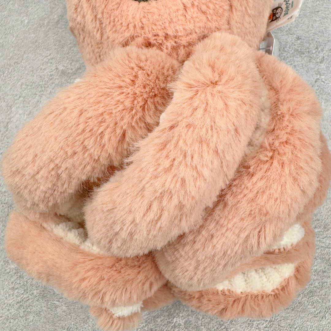 图片[6]-＃原单 Jellycat 玩偶 毛绒公仔 章鱼 14CM 科普：Jellycat是一个英国玩具品牌，创立于1999年，由William和Thomas兄弟二人在伦敦创立。该品牌专注于设计玩偶玩具，并全情投入于最有趣、环保和独特的软玩具领域。Jellycat的产品设计丰富且有创意，其毛绒玩具以可爱的动物形象为主打，深受全球儿童的喜爱。品牌的产品线包括各种动物系列、海洋系列、蔬果美食系列、植物系列等，每个系列都有其独特的设计和故事。Jellycat的产品设计理念是打破传统动物毛绒像动物标本一样的形象，通过改变形状、手感、颜色、大小和材料，用成千上万种方式制作一只动物毛绒。品牌的设计师来自世界各地，他们的创意让产品更具多元性，同时也让品牌能够从世界各地的文化中获得设计灵感。近年来，Jellycat品牌方开始跨界合作，与野兽派、华尔道夫酒店等品牌合作推出联名产品，进一步扩大了品牌的影响力。在社交媒体上，Jellycat也日益活跃，通过小红书、Instagram、抖音和TikTok等平台与消费者互动，分享品牌故事和产品信息。Jellycat的产品价格在99元到1699元不等，绝版产品的价格在二手平台上甚至会翻几倍。尽管有消费者认为它高价低质，价格贵、品控不严格等问题频频引来吐槽，但仍有大量粉丝愿意为“治愈”买单，因为这些毛绒玩具成为他们精神上的陪伴。原装100% polyester进口聚酯纤维面料 原厂7D棉 原单环保颗粒 双吊牌加三重水洗标 原配防尘袋 吊打市面通货 注意即使同一家厂 不同的批次面料缸差是一定都有的 官网不同批次都有 经过欧盟CE安全认证 此标准0-100岁的小朋友都适用 这个缸差和造型其实经常入手玩偶的都知道 手工制品 世上每一只jell 都是独一无二的 轻微线头 轻微不对称都是很正常的 无法避免 官网都是一样 底部走线 颗粒填充物 刺绣 走线 肉眼可见的精致 原色未染色面料纱线 超级有质感-选品中心