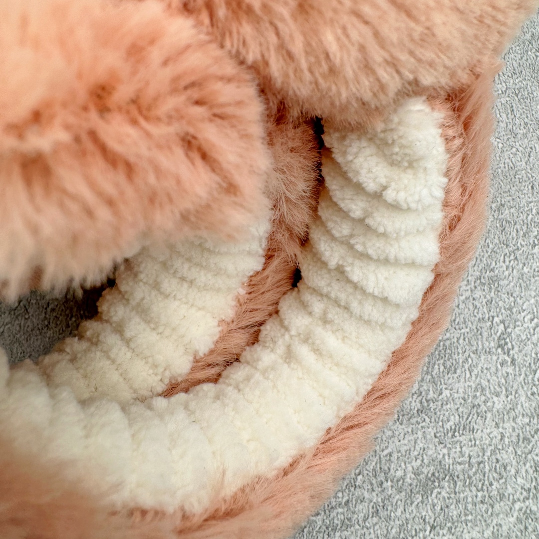 图片[8]-＃原单 Jellycat 玩偶 毛绒公仔 章鱼 14CM 科普：Jellycat是一个英国玩具品牌，创立于1999年，由William和Thomas兄弟二人在伦敦创立。该品牌专注于设计玩偶玩具，并全情投入于最有趣、环保和独特的软玩具领域。Jellycat的产品设计丰富且有创意，其毛绒玩具以可爱的动物形象为主打，深受全球儿童的喜爱。品牌的产品线包括各种动物系列、海洋系列、蔬果美食系列、植物系列等，每个系列都有其独特的设计和故事。Jellycat的产品设计理念是打破传统动物毛绒像动物标本一样的形象，通过改变形状、手感、颜色、大小和材料，用成千上万种方式制作一只动物毛绒。品牌的设计师来自世界各地，他们的创意让产品更具多元性，同时也让品牌能够从世界各地的文化中获得设计灵感。近年来，Jellycat品牌方开始跨界合作，与野兽派、华尔道夫酒店等品牌合作推出联名产品，进一步扩大了品牌的影响力。在社交媒体上，Jellycat也日益活跃，通过小红书、Instagram、抖音和TikTok等平台与消费者互动，分享品牌故事和产品信息。Jellycat的产品价格在99元到1699元不等，绝版产品的价格在二手平台上甚至会翻几倍。尽管有消费者认为它高价低质，价格贵、品控不严格等问题频频引来吐槽，但仍有大量粉丝愿意为“治愈”买单，因为这些毛绒玩具成为他们精神上的陪伴。原装100% polyester进口聚酯纤维面料 原厂7D棉 原单环保颗粒 双吊牌加三重水洗标 原配防尘袋 吊打市面通货 注意即使同一家厂 不同的批次面料缸差是一定都有的 官网不同批次都有 经过欧盟CE安全认证 此标准0-100岁的小朋友都适用 这个缸差和造型其实经常入手玩偶的都知道 手工制品 世上每一只jell 都是独一无二的 轻微线头 轻微不对称都是很正常的 无法避免 官网都是一样 底部走线 颗粒填充物 刺绣 走线 肉眼可见的精致 原色未染色面料纱线 超级有质感-选品中心