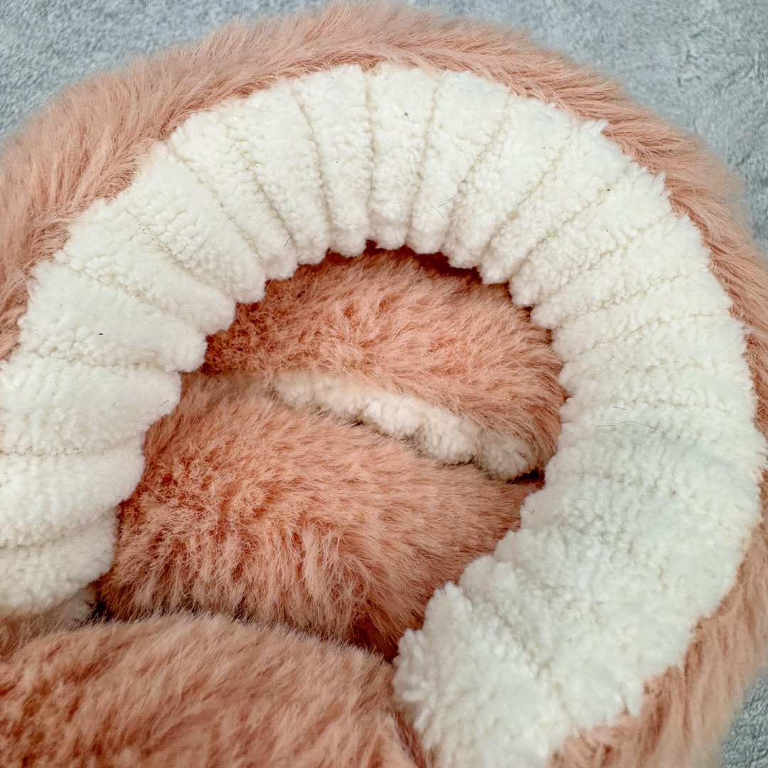 图片[9]-＃原单 Jellycat 玩偶 毛绒公仔 章鱼 14CM 科普：Jellycat是一个英国玩具品牌，创立于1999年，由William和Thomas兄弟二人在伦敦创立。该品牌专注于设计玩偶玩具，并全情投入于最有趣、环保和独特的软玩具领域。Jellycat的产品设计丰富且有创意，其毛绒玩具以可爱的动物形象为主打，深受全球儿童的喜爱。品牌的产品线包括各种动物系列、海洋系列、蔬果美食系列、植物系列等，每个系列都有其独特的设计和故事。Jellycat的产品设计理念是打破传统动物毛绒像动物标本一样的形象，通过改变形状、手感、颜色、大小和材料，用成千上万种方式制作一只动物毛绒。品牌的设计师来自世界各地，他们的创意让产品更具多元性，同时也让品牌能够从世界各地的文化中获得设计灵感。近年来，Jellycat品牌方开始跨界合作，与野兽派、华尔道夫酒店等品牌合作推出联名产品，进一步扩大了品牌的影响力。在社交媒体上，Jellycat也日益活跃，通过小红书、Instagram、抖音和TikTok等平台与消费者互动，分享品牌故事和产品信息。Jellycat的产品价格在99元到1699元不等，绝版产品的价格在二手平台上甚至会翻几倍。尽管有消费者认为它高价低质，价格贵、品控不严格等问题频频引来吐槽，但仍有大量粉丝愿意为“治愈”买单，因为这些毛绒玩具成为他们精神上的陪伴。原装100% polyester进口聚酯纤维面料 原厂7D棉 原单环保颗粒 双吊牌加三重水洗标 原配防尘袋 吊打市面通货 注意即使同一家厂 不同的批次面料缸差是一定都有的 官网不同批次都有 经过欧盟CE安全认证 此标准0-100岁的小朋友都适用 这个缸差和造型其实经常入手玩偶的都知道 手工制品 世上每一只jell 都是独一无二的 轻微线头 轻微不对称都是很正常的 无法避免 官网都是一样 底部走线 颗粒填充物 刺绣 走线 肉眼可见的精致 原色未染色面料纱线 超级有质感-选品中心