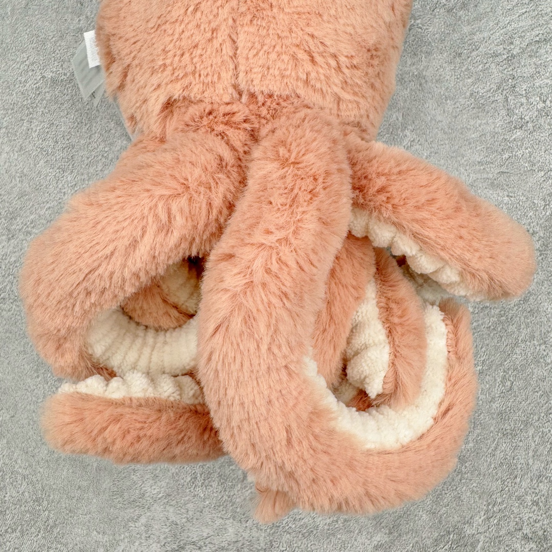 图片[4]-＃原单 Jellycat 玩偶 毛绒公仔 章鱼 14CM 科普：Jellycat是一个英国玩具品牌，创立于1999年，由William和Thomas兄弟二人在伦敦创立。该品牌专注于设计玩偶玩具，并全情投入于最有趣、环保和独特的软玩具领域。Jellycat的产品设计丰富且有创意，其毛绒玩具以可爱的动物形象为主打，深受全球儿童的喜爱。品牌的产品线包括各种动物系列、海洋系列、蔬果美食系列、植物系列等，每个系列都有其独特的设计和故事。Jellycat的产品设计理念是打破传统动物毛绒像动物标本一样的形象，通过改变形状、手感、颜色、大小和材料，用成千上万种方式制作一只动物毛绒。品牌的设计师来自世界各地，他们的创意让产品更具多元性，同时也让品牌能够从世界各地的文化中获得设计灵感。近年来，Jellycat品牌方开始跨界合作，与野兽派、华尔道夫酒店等品牌合作推出联名产品，进一步扩大了品牌的影响力。在社交媒体上，Jellycat也日益活跃，通过小红书、Instagram、抖音和TikTok等平台与消费者互动，分享品牌故事和产品信息。Jellycat的产品价格在99元到1699元不等，绝版产品的价格在二手平台上甚至会翻几倍。尽管有消费者认为它高价低质，价格贵、品控不严格等问题频频引来吐槽，但仍有大量粉丝愿意为“治愈”买单，因为这些毛绒玩具成为他们精神上的陪伴。原装100% polyester进口聚酯纤维面料 原厂7D棉 原单环保颗粒 双吊牌加三重水洗标 原配防尘袋 吊打市面通货 注意即使同一家厂 不同的批次面料缸差是一定都有的 官网不同批次都有 经过欧盟CE安全认证 此标准0-100岁的小朋友都适用 这个缸差和造型其实经常入手玩偶的都知道 手工制品 世上每一只jell 都是独一无二的 轻微线头 轻微不对称都是很正常的 无法避免 官网都是一样 底部走线 颗粒填充物 刺绣 走线 肉眼可见的精致 原色未染色面料纱线 超级有质感-选品中心