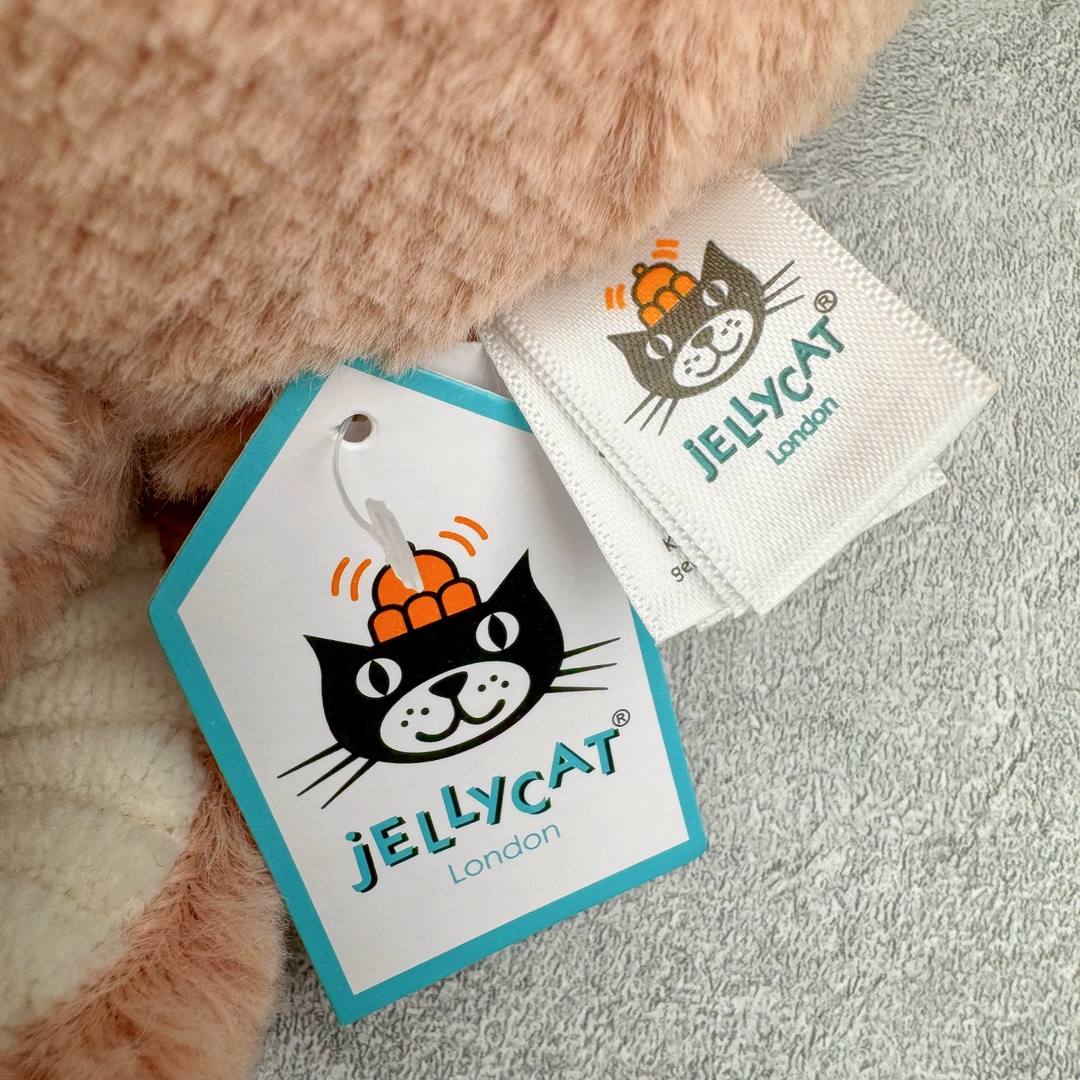 图片[10]-＃原单 Jellycat 玩偶 毛绒公仔 章鱼 14CM 科普：Jellycat是一个英国玩具品牌，创立于1999年，由William和Thomas兄弟二人在伦敦创立。该品牌专注于设计玩偶玩具，并全情投入于最有趣、环保和独特的软玩具领域。Jellycat的产品设计丰富且有创意，其毛绒玩具以可爱的动物形象为主打，深受全球儿童的喜爱。品牌的产品线包括各种动物系列、海洋系列、蔬果美食系列、植物系列等，每个系列都有其独特的设计和故事。Jellycat的产品设计理念是打破传统动物毛绒像动物标本一样的形象，通过改变形状、手感、颜色、大小和材料，用成千上万种方式制作一只动物毛绒。品牌的设计师来自世界各地，他们的创意让产品更具多元性，同时也让品牌能够从世界各地的文化中获得设计灵感。近年来，Jellycat品牌方开始跨界合作，与野兽派、华尔道夫酒店等品牌合作推出联名产品，进一步扩大了品牌的影响力。在社交媒体上，Jellycat也日益活跃，通过小红书、Instagram、抖音和TikTok等平台与消费者互动，分享品牌故事和产品信息。Jellycat的产品价格在99元到1699元不等，绝版产品的价格在二手平台上甚至会翻几倍。尽管有消费者认为它高价低质，价格贵、品控不严格等问题频频引来吐槽，但仍有大量粉丝愿意为“治愈”买单，因为这些毛绒玩具成为他们精神上的陪伴。原装100% polyester进口聚酯纤维面料 原厂7D棉 原单环保颗粒 双吊牌加三重水洗标 原配防尘袋 吊打市面通货 注意即使同一家厂 不同的批次面料缸差是一定都有的 官网不同批次都有 经过欧盟CE安全认证 此标准0-100岁的小朋友都适用 这个缸差和造型其实经常入手玩偶的都知道 手工制品 世上每一只jell 都是独一无二的 轻微线头 轻微不对称都是很正常的 无法避免 官网都是一样 底部走线 颗粒填充物 刺绣 走线 肉眼可见的精致 原色未染色面料纱线 超级有质感-选品中心