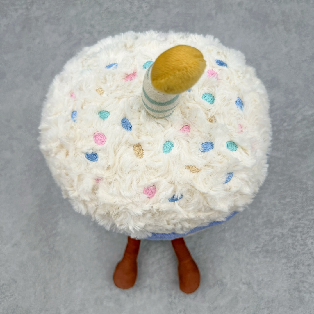 图片[3]-＃原单 Jellycat 玩偶 毛绒公仔 彩虹生日蛋糕 26CM 科普：Jellycat是一个英国玩具品牌，创立于1999年，由William和Thomas兄弟二人在伦敦创立。该品牌专注于设计玩偶玩具，并全情投入于最有趣、环保和独特的软玩具领域。Jellycat的产品设计丰富且有创意，其毛绒玩具以可爱的动物形象为主打，深受全球儿童的喜爱。品牌的产品线包括各种动物系列、海洋系列、蔬果美食系列、植物系列等，每个系列都有其独特的设计和故事。Jellycat的产品设计理念是打破传统动物毛绒像动物标本一样的形象，通过改变形状、手感、颜色、大小和材料，用成千上万种方式制作一只动物毛绒。品牌的设计师来自世界各地，他们的创意让产品更具多元性，同时也让品牌能够从世界各地的文化中获得设计灵感。近年来，Jellycat品牌方开始跨界合作，与野兽派、华尔道夫酒店等品牌合作推出联名产品，进一步扩大了品牌的影响力。在社交媒体上，Jellycat也日益活跃，通过小红书、Instagram、抖音和TikTok等平台与消费者互动，分享品牌故事和产品信息。Jellycat的产品价格在99元到1699元不等，绝版产品的价格在二手平台上甚至会翻几倍。尽管有消费者认为它高价低质，价格贵、品控不严格等问题频频引来吐槽，但仍有大量粉丝愿意为“治愈”买单，因为这些毛绒玩具成为他们精神上的陪伴。原装100% polyester进口聚酯纤维面料 原厂7D棉 原单环保颗粒 双吊牌加三重水洗标 原配防尘袋 吊打市面通货 注意即使同一家厂 不同的批次面料缸差是一定都有的 官网不同批次都有 经过欧盟CE安全认证 此标准0-100岁的小朋友都适用 这个缸差和造型其实经常入手玩偶的都知道 手工制品 世上每一只jell 都是独一无二的 轻微线头 轻微不对称都是很正常的 无法避免 官网都是一样 底部走线 颗粒填充物 刺绣 走线 肉眼可见的精致 原色未染色面料纱线 超级有质感-选品中心