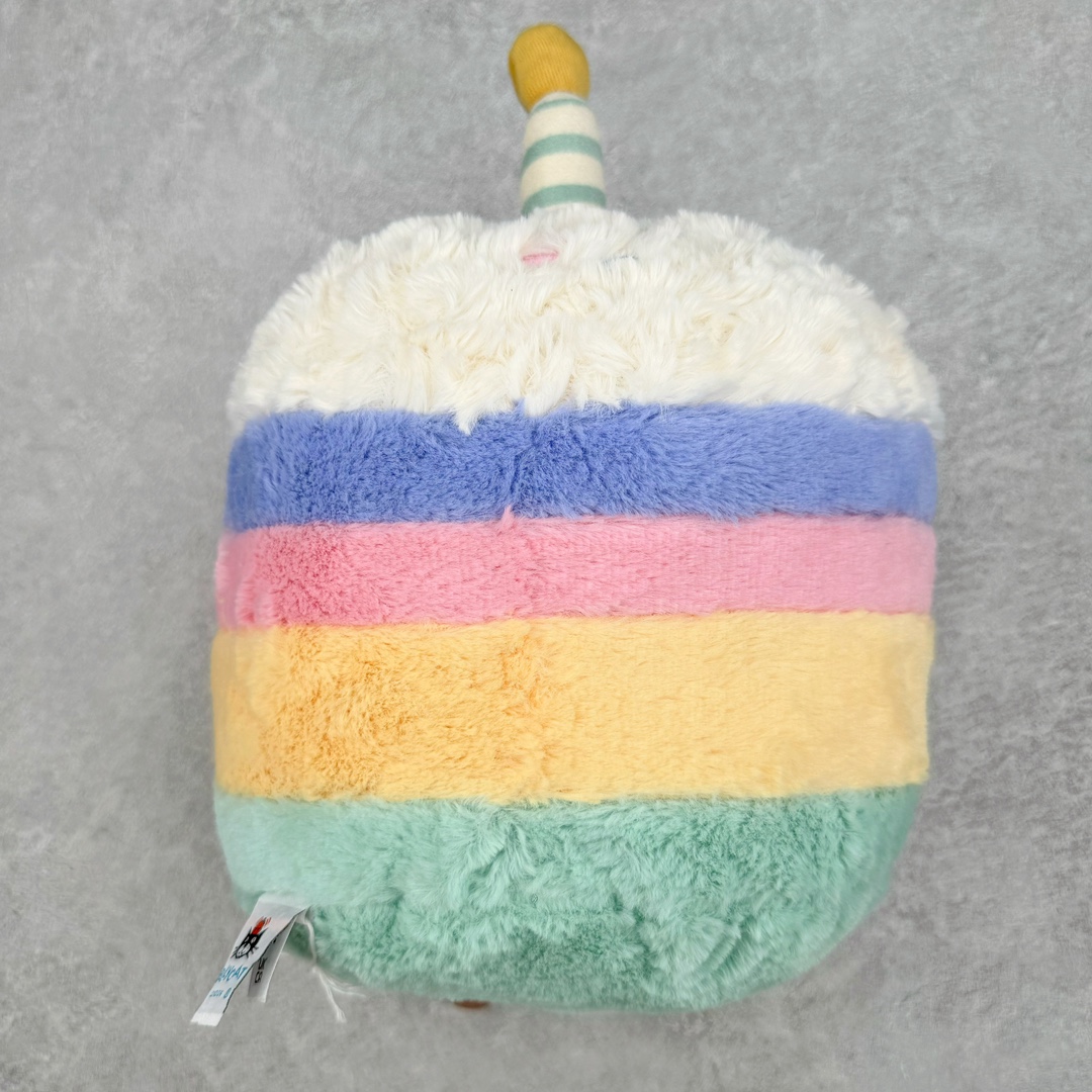 图片[2]-＃原单 Jellycat 玩偶 毛绒公仔 彩虹生日蛋糕 26CM 科普：Jellycat是一个英国玩具品牌，创立于1999年，由William和Thomas兄弟二人在伦敦创立。该品牌专注于设计玩偶玩具，并全情投入于最有趣、环保和独特的软玩具领域。Jellycat的产品设计丰富且有创意，其毛绒玩具以可爱的动物形象为主打，深受全球儿童的喜爱。品牌的产品线包括各种动物系列、海洋系列、蔬果美食系列、植物系列等，每个系列都有其独特的设计和故事。Jellycat的产品设计理念是打破传统动物毛绒像动物标本一样的形象，通过改变形状、手感、颜色、大小和材料，用成千上万种方式制作一只动物毛绒。品牌的设计师来自世界各地，他们的创意让产品更具多元性，同时也让品牌能够从世界各地的文化中获得设计灵感。近年来，Jellycat品牌方开始跨界合作，与野兽派、华尔道夫酒店等品牌合作推出联名产品，进一步扩大了品牌的影响力。在社交媒体上，Jellycat也日益活跃，通过小红书、Instagram、抖音和TikTok等平台与消费者互动，分享品牌故事和产品信息。Jellycat的产品价格在99元到1699元不等，绝版产品的价格在二手平台上甚至会翻几倍。尽管有消费者认为它高价低质，价格贵、品控不严格等问题频频引来吐槽，但仍有大量粉丝愿意为“治愈”买单，因为这些毛绒玩具成为他们精神上的陪伴。原装100% polyester进口聚酯纤维面料 原厂7D棉 原单环保颗粒 双吊牌加三重水洗标 原配防尘袋 吊打市面通货 注意即使同一家厂 不同的批次面料缸差是一定都有的 官网不同批次都有 经过欧盟CE安全认证 此标准0-100岁的小朋友都适用 这个缸差和造型其实经常入手玩偶的都知道 手工制品 世上每一只jell 都是独一无二的 轻微线头 轻微不对称都是很正常的 无法避免 官网都是一样 底部走线 颗粒填充物 刺绣 走线 肉眼可见的精致 原色未染色面料纱线 超级有质感-选品中心