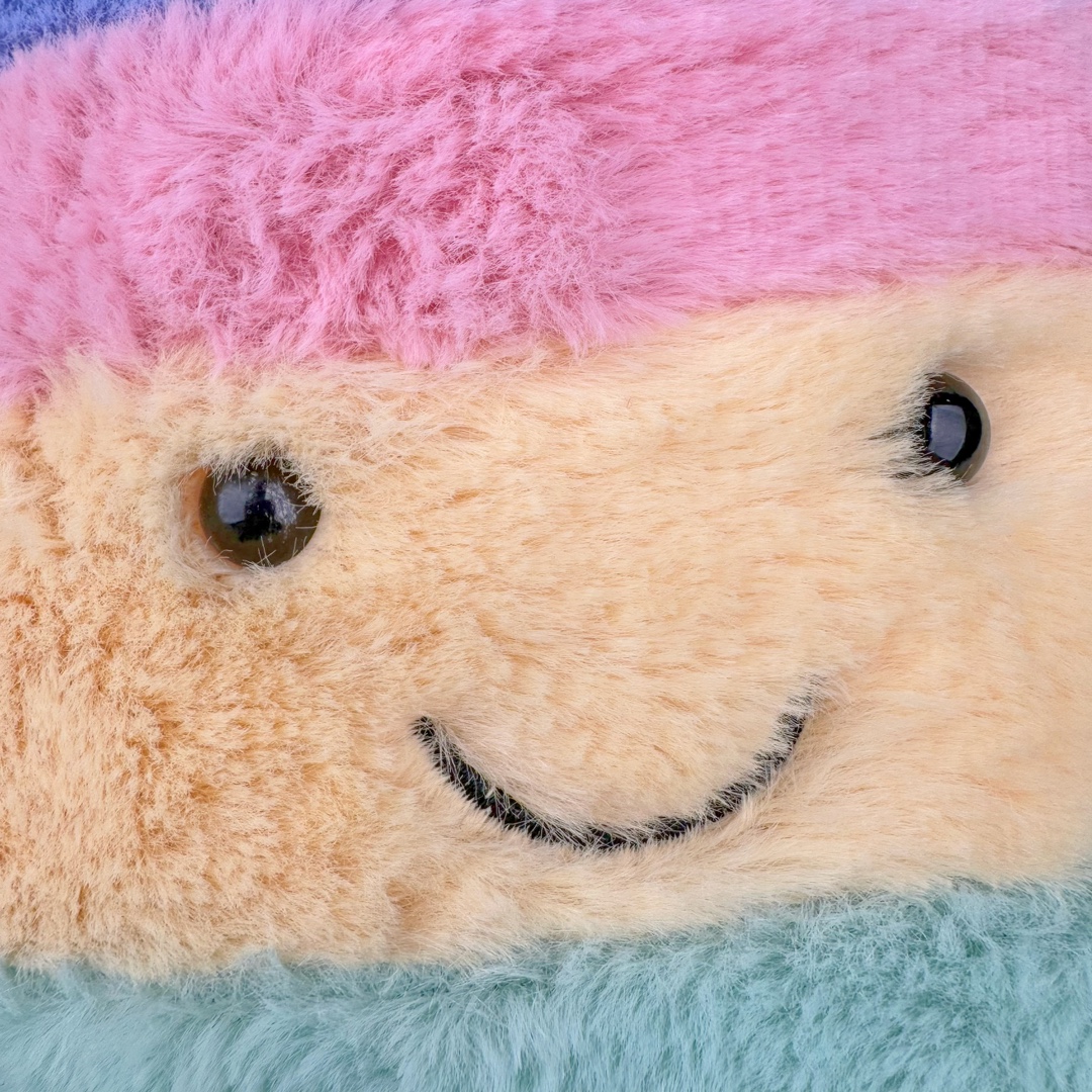 图片[7]-＃原单 Jellycat 玩偶 毛绒公仔 彩虹生日蛋糕 26CM 科普：Jellycat是一个英国玩具品牌，创立于1999年，由William和Thomas兄弟二人在伦敦创立。该品牌专注于设计玩偶玩具，并全情投入于最有趣、环保和独特的软玩具领域。Jellycat的产品设计丰富且有创意，其毛绒玩具以可爱的动物形象为主打，深受全球儿童的喜爱。品牌的产品线包括各种动物系列、海洋系列、蔬果美食系列、植物系列等，每个系列都有其独特的设计和故事。Jellycat的产品设计理念是打破传统动物毛绒像动物标本一样的形象，通过改变形状、手感、颜色、大小和材料，用成千上万种方式制作一只动物毛绒。品牌的设计师来自世界各地，他们的创意让产品更具多元性，同时也让品牌能够从世界各地的文化中获得设计灵感。近年来，Jellycat品牌方开始跨界合作，与野兽派、华尔道夫酒店等品牌合作推出联名产品，进一步扩大了品牌的影响力。在社交媒体上，Jellycat也日益活跃，通过小红书、Instagram、抖音和TikTok等平台与消费者互动，分享品牌故事和产品信息。Jellycat的产品价格在99元到1699元不等，绝版产品的价格在二手平台上甚至会翻几倍。尽管有消费者认为它高价低质，价格贵、品控不严格等问题频频引来吐槽，但仍有大量粉丝愿意为“治愈”买单，因为这些毛绒玩具成为他们精神上的陪伴。原装100% polyester进口聚酯纤维面料 原厂7D棉 原单环保颗粒 双吊牌加三重水洗标 原配防尘袋 吊打市面通货 注意即使同一家厂 不同的批次面料缸差是一定都有的 官网不同批次都有 经过欧盟CE安全认证 此标准0-100岁的小朋友都适用 这个缸差和造型其实经常入手玩偶的都知道 手工制品 世上每一只jell 都是独一无二的 轻微线头 轻微不对称都是很正常的 无法避免 官网都是一样 底部走线 颗粒填充物 刺绣 走线 肉眼可见的精致 原色未染色面料纱线 超级有质感-选品中心