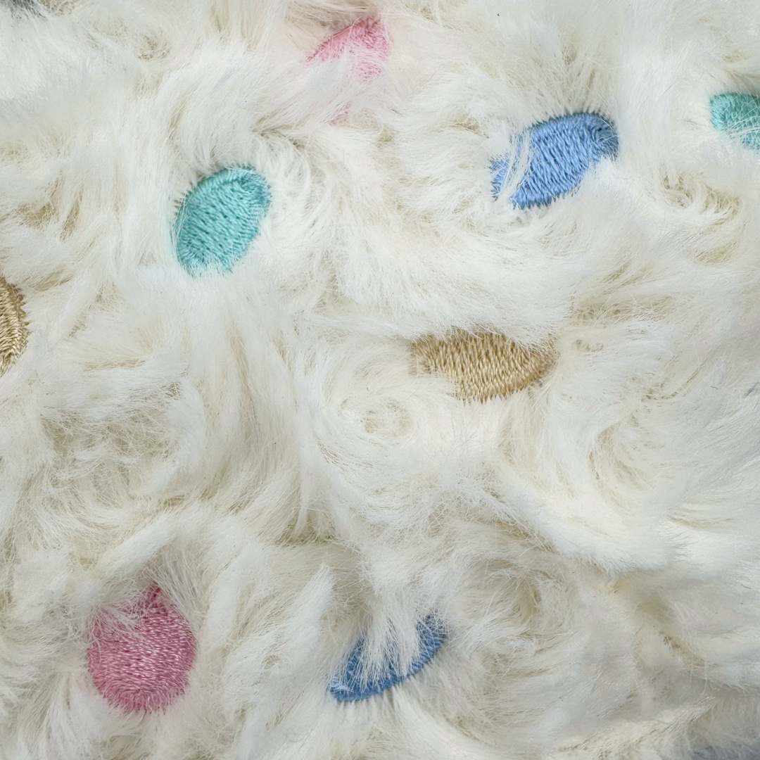 图片[6]-＃原单 Jellycat 玩偶 毛绒公仔 彩虹生日蛋糕 26CM 科普：Jellycat是一个英国玩具品牌，创立于1999年，由William和Thomas兄弟二人在伦敦创立。该品牌专注于设计玩偶玩具，并全情投入于最有趣、环保和独特的软玩具领域。Jellycat的产品设计丰富且有创意，其毛绒玩具以可爱的动物形象为主打，深受全球儿童的喜爱。品牌的产品线包括各种动物系列、海洋系列、蔬果美食系列、植物系列等，每个系列都有其独特的设计和故事。Jellycat的产品设计理念是打破传统动物毛绒像动物标本一样的形象，通过改变形状、手感、颜色、大小和材料，用成千上万种方式制作一只动物毛绒。品牌的设计师来自世界各地，他们的创意让产品更具多元性，同时也让品牌能够从世界各地的文化中获得设计灵感。近年来，Jellycat品牌方开始跨界合作，与野兽派、华尔道夫酒店等品牌合作推出联名产品，进一步扩大了品牌的影响力。在社交媒体上，Jellycat也日益活跃，通过小红书、Instagram、抖音和TikTok等平台与消费者互动，分享品牌故事和产品信息。Jellycat的产品价格在99元到1699元不等，绝版产品的价格在二手平台上甚至会翻几倍。尽管有消费者认为它高价低质，价格贵、品控不严格等问题频频引来吐槽，但仍有大量粉丝愿意为“治愈”买单，因为这些毛绒玩具成为他们精神上的陪伴。原装100% polyester进口聚酯纤维面料 原厂7D棉 原单环保颗粒 双吊牌加三重水洗标 原配防尘袋 吊打市面通货 注意即使同一家厂 不同的批次面料缸差是一定都有的 官网不同批次都有 经过欧盟CE安全认证 此标准0-100岁的小朋友都适用 这个缸差和造型其实经常入手玩偶的都知道 手工制品 世上每一只jell 都是独一无二的 轻微线头 轻微不对称都是很正常的 无法避免 官网都是一样 底部走线 颗粒填充物 刺绣 走线 肉眼可见的精致 原色未染色面料纱线 超级有质感-选品中心