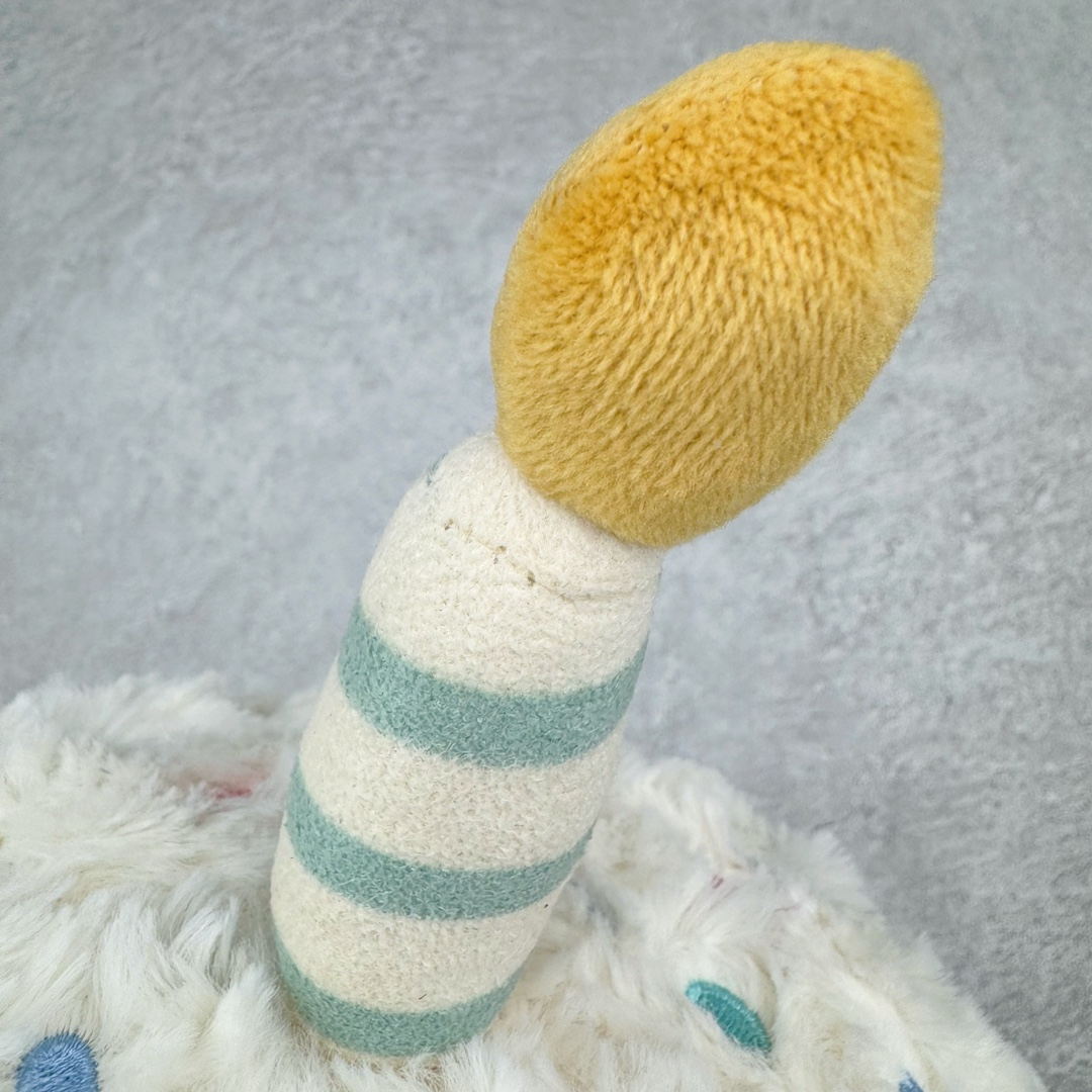 图片[8]-＃原单 Jellycat 玩偶 毛绒公仔 彩虹生日蛋糕 26CM 科普：Jellycat是一个英国玩具品牌，创立于1999年，由William和Thomas兄弟二人在伦敦创立。该品牌专注于设计玩偶玩具，并全情投入于最有趣、环保和独特的软玩具领域。Jellycat的产品设计丰富且有创意，其毛绒玩具以可爱的动物形象为主打，深受全球儿童的喜爱。品牌的产品线包括各种动物系列、海洋系列、蔬果美食系列、植物系列等，每个系列都有其独特的设计和故事。Jellycat的产品设计理念是打破传统动物毛绒像动物标本一样的形象，通过改变形状、手感、颜色、大小和材料，用成千上万种方式制作一只动物毛绒。品牌的设计师来自世界各地，他们的创意让产品更具多元性，同时也让品牌能够从世界各地的文化中获得设计灵感。近年来，Jellycat品牌方开始跨界合作，与野兽派、华尔道夫酒店等品牌合作推出联名产品，进一步扩大了品牌的影响力。在社交媒体上，Jellycat也日益活跃，通过小红书、Instagram、抖音和TikTok等平台与消费者互动，分享品牌故事和产品信息。Jellycat的产品价格在99元到1699元不等，绝版产品的价格在二手平台上甚至会翻几倍。尽管有消费者认为它高价低质，价格贵、品控不严格等问题频频引来吐槽，但仍有大量粉丝愿意为“治愈”买单，因为这些毛绒玩具成为他们精神上的陪伴。原装100% polyester进口聚酯纤维面料 原厂7D棉 原单环保颗粒 双吊牌加三重水洗标 原配防尘袋 吊打市面通货 注意即使同一家厂 不同的批次面料缸差是一定都有的 官网不同批次都有 经过欧盟CE安全认证 此标准0-100岁的小朋友都适用 这个缸差和造型其实经常入手玩偶的都知道 手工制品 世上每一只jell 都是独一无二的 轻微线头 轻微不对称都是很正常的 无法避免 官网都是一样 底部走线 颗粒填充物 刺绣 走线 肉眼可见的精致 原色未染色面料纱线 超级有质感-选品中心