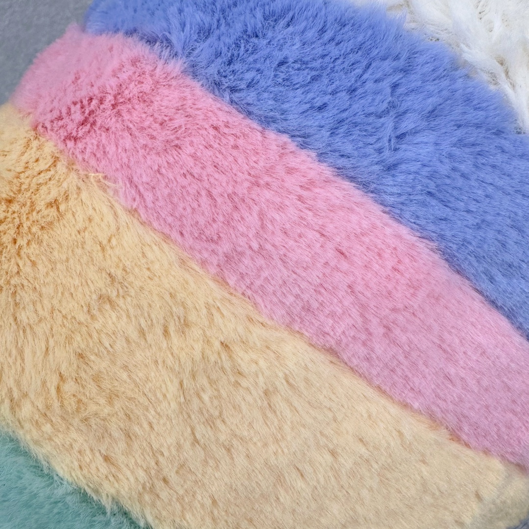 图片[4]-＃原单 Jellycat 玩偶 毛绒公仔 彩虹生日蛋糕 26CM 科普：Jellycat是一个英国玩具品牌，创立于1999年，由William和Thomas兄弟二人在伦敦创立。该品牌专注于设计玩偶玩具，并全情投入于最有趣、环保和独特的软玩具领域。Jellycat的产品设计丰富且有创意，其毛绒玩具以可爱的动物形象为主打，深受全球儿童的喜爱。品牌的产品线包括各种动物系列、海洋系列、蔬果美食系列、植物系列等，每个系列都有其独特的设计和故事。Jellycat的产品设计理念是打破传统动物毛绒像动物标本一样的形象，通过改变形状、手感、颜色、大小和材料，用成千上万种方式制作一只动物毛绒。品牌的设计师来自世界各地，他们的创意让产品更具多元性，同时也让品牌能够从世界各地的文化中获得设计灵感。近年来，Jellycat品牌方开始跨界合作，与野兽派、华尔道夫酒店等品牌合作推出联名产品，进一步扩大了品牌的影响力。在社交媒体上，Jellycat也日益活跃，通过小红书、Instagram、抖音和TikTok等平台与消费者互动，分享品牌故事和产品信息。Jellycat的产品价格在99元到1699元不等，绝版产品的价格在二手平台上甚至会翻几倍。尽管有消费者认为它高价低质，价格贵、品控不严格等问题频频引来吐槽，但仍有大量粉丝愿意为“治愈”买单，因为这些毛绒玩具成为他们精神上的陪伴。原装100% polyester进口聚酯纤维面料 原厂7D棉 原单环保颗粒 双吊牌加三重水洗标 原配防尘袋 吊打市面通货 注意即使同一家厂 不同的批次面料缸差是一定都有的 官网不同批次都有 经过欧盟CE安全认证 此标准0-100岁的小朋友都适用 这个缸差和造型其实经常入手玩偶的都知道 手工制品 世上每一只jell 都是独一无二的 轻微线头 轻微不对称都是很正常的 无法避免 官网都是一样 底部走线 颗粒填充物 刺绣 走线 肉眼可见的精致 原色未染色面料纱线 超级有质感-选品中心