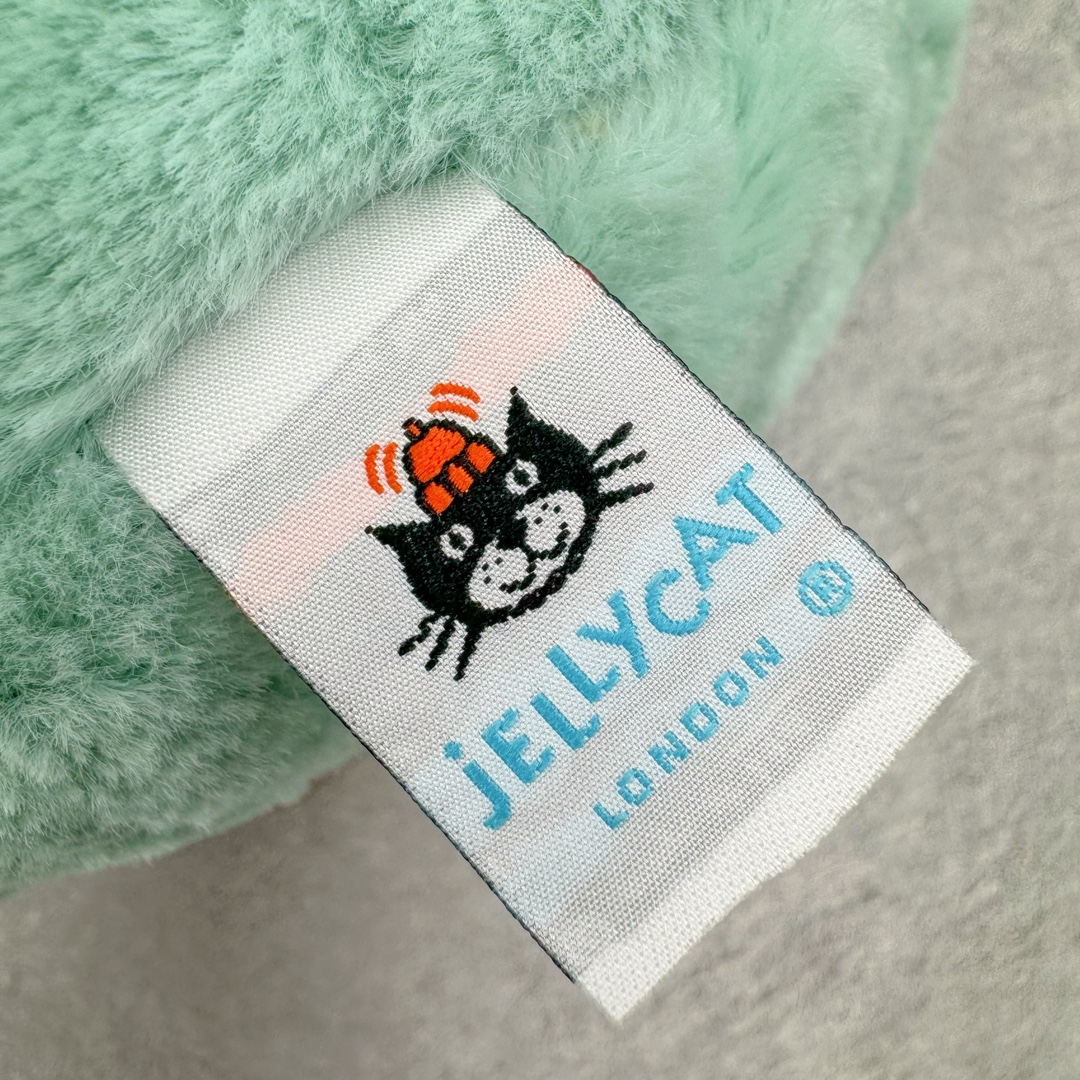图片[10]-＃原单 Jellycat 玩偶 毛绒公仔 彩虹生日蛋糕 26CM 科普：Jellycat是一个英国玩具品牌，创立于1999年，由William和Thomas兄弟二人在伦敦创立。该品牌专注于设计玩偶玩具，并全情投入于最有趣、环保和独特的软玩具领域。Jellycat的产品设计丰富且有创意，其毛绒玩具以可爱的动物形象为主打，深受全球儿童的喜爱。品牌的产品线包括各种动物系列、海洋系列、蔬果美食系列、植物系列等，每个系列都有其独特的设计和故事。Jellycat的产品设计理念是打破传统动物毛绒像动物标本一样的形象，通过改变形状、手感、颜色、大小和材料，用成千上万种方式制作一只动物毛绒。品牌的设计师来自世界各地，他们的创意让产品更具多元性，同时也让品牌能够从世界各地的文化中获得设计灵感。近年来，Jellycat品牌方开始跨界合作，与野兽派、华尔道夫酒店等品牌合作推出联名产品，进一步扩大了品牌的影响力。在社交媒体上，Jellycat也日益活跃，通过小红书、Instagram、抖音和TikTok等平台与消费者互动，分享品牌故事和产品信息。Jellycat的产品价格在99元到1699元不等，绝版产品的价格在二手平台上甚至会翻几倍。尽管有消费者认为它高价低质，价格贵、品控不严格等问题频频引来吐槽，但仍有大量粉丝愿意为“治愈”买单，因为这些毛绒玩具成为他们精神上的陪伴。原装100% polyester进口聚酯纤维面料 原厂7D棉 原单环保颗粒 双吊牌加三重水洗标 原配防尘袋 吊打市面通货 注意即使同一家厂 不同的批次面料缸差是一定都有的 官网不同批次都有 经过欧盟CE安全认证 此标准0-100岁的小朋友都适用 这个缸差和造型其实经常入手玩偶的都知道 手工制品 世上每一只jell 都是独一无二的 轻微线头 轻微不对称都是很正常的 无法避免 官网都是一样 底部走线 颗粒填充物 刺绣 走线 肉眼可见的精致 原色未染色面料纱线 超级有质感-选品中心