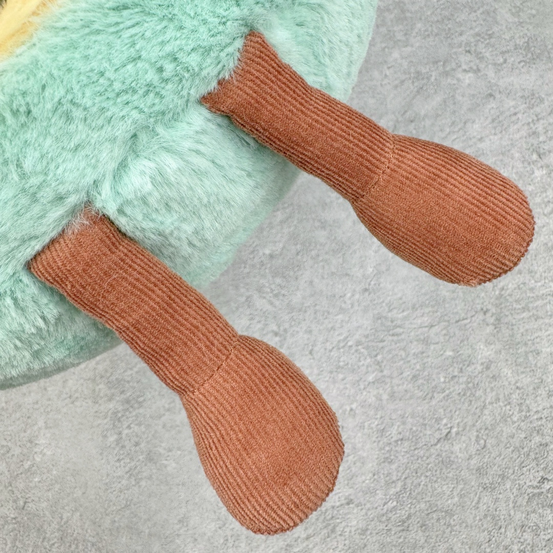 图片[5]-＃原单 Jellycat 玩偶 毛绒公仔 彩虹生日蛋糕 26CM 科普：Jellycat是一个英国玩具品牌，创立于1999年，由William和Thomas兄弟二人在伦敦创立。该品牌专注于设计玩偶玩具，并全情投入于最有趣、环保和独特的软玩具领域。Jellycat的产品设计丰富且有创意，其毛绒玩具以可爱的动物形象为主打，深受全球儿童的喜爱。品牌的产品线包括各种动物系列、海洋系列、蔬果美食系列、植物系列等，每个系列都有其独特的设计和故事。Jellycat的产品设计理念是打破传统动物毛绒像动物标本一样的形象，通过改变形状、手感、颜色、大小和材料，用成千上万种方式制作一只动物毛绒。品牌的设计师来自世界各地，他们的创意让产品更具多元性，同时也让品牌能够从世界各地的文化中获得设计灵感。近年来，Jellycat品牌方开始跨界合作，与野兽派、华尔道夫酒店等品牌合作推出联名产品，进一步扩大了品牌的影响力。在社交媒体上，Jellycat也日益活跃，通过小红书、Instagram、抖音和TikTok等平台与消费者互动，分享品牌故事和产品信息。Jellycat的产品价格在99元到1699元不等，绝版产品的价格在二手平台上甚至会翻几倍。尽管有消费者认为它高价低质，价格贵、品控不严格等问题频频引来吐槽，但仍有大量粉丝愿意为“治愈”买单，因为这些毛绒玩具成为他们精神上的陪伴。原装100% polyester进口聚酯纤维面料 原厂7D棉 原单环保颗粒 双吊牌加三重水洗标 原配防尘袋 吊打市面通货 注意即使同一家厂 不同的批次面料缸差是一定都有的 官网不同批次都有 经过欧盟CE安全认证 此标准0-100岁的小朋友都适用 这个缸差和造型其实经常入手玩偶的都知道 手工制品 世上每一只jell 都是独一无二的 轻微线头 轻微不对称都是很正常的 无法避免 官网都是一样 底部走线 颗粒填充物 刺绣 走线 肉眼可见的精致 原色未染色面料纱线 超级有质感-选品中心