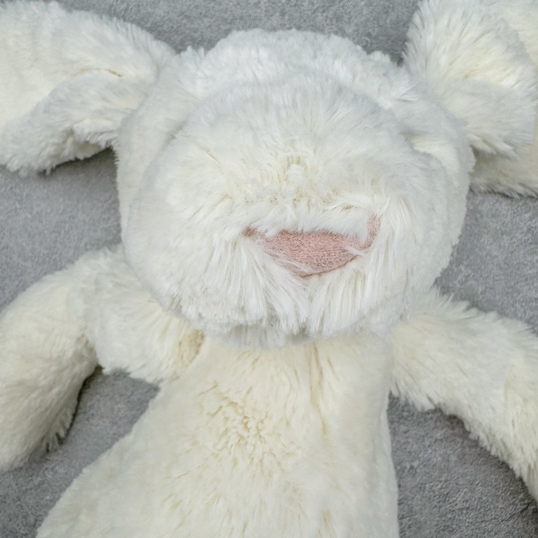 图片[3]-＃原单 Jellycat 玩偶 毛绒公仔 邦尼兔 31CM 科普：Jellycat是一个英国玩具品牌，创立于1999年，由William和Thomas兄弟二人在伦敦创立。该品牌专注于设计玩偶玩具，并全情投入于最有趣、环保和独特的软玩具领域。Jellycat的产品设计丰富且有创意，其毛绒玩具以可爱的动物形象为主打，深受全球儿童的喜爱。品牌的产品线包括各种动物系列、海洋系列、蔬果美食系列、植物系列等，每个系列都有其独特的设计和故事。Jellycat的产品设计理念是打破传统动物毛绒像动物标本一样的形象，通过改变形状、手感、颜色、大小和材料，用成千上万种方式制作一只动物毛绒。品牌的设计师来自世界各地，他们的创意让产品更具多元性，同时也让品牌能够从世界各地的文化中获得设计灵感。近年来，Jellycat品牌方开始跨界合作，与野兽派、华尔道夫酒店等品牌合作推出联名产品，进一步扩大了品牌的影响力。在社交媒体上，Jellycat也日益活跃，通过小红书、Instagram、抖音和TikTok等平台与消费者互动，分享品牌故事和产品信息。Jellycat的产品价格在99元到1699元不等，绝版产品的价格在二手平台上甚至会翻几倍。尽管有消费者认为它高价低质，价格贵、品控不严格等问题频频引来吐槽，但仍有大量粉丝愿意为“治愈”买单，因为这些毛绒玩具成为他们精神上的陪伴。原装100% polyester进口聚酯纤维面料 原厂7D棉 原单环保颗粒 双吊牌加三重水洗标 原配防尘袋 吊打市面通货 注意即使同一家厂 不同的批次面料缸差是一定都有的 官网不同批次都有 经过欧盟CE安全认证 此标准0-100岁的小朋友都适用 这个缸差和造型其实经常入手玩偶的都知道 手工制品 世上每一只jell 都是独一无二的 轻微线头 轻微不对称都是很正常的 无法避免 官网都是一样 底部走线 颗粒填充物 刺绣 走线 肉眼可见的精致 原色未染色面料纱线 超级有质感-选品中心