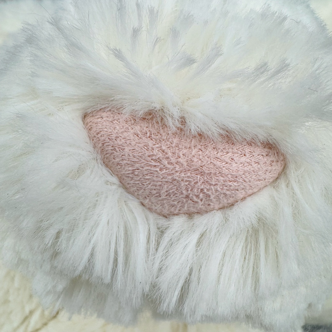 图片[9]-＃原单 Jellycat 玩偶 毛绒公仔 邦尼兔 31CM 科普：Jellycat是一个英国玩具品牌，创立于1999年，由William和Thomas兄弟二人在伦敦创立。该品牌专注于设计玩偶玩具，并全情投入于最有趣、环保和独特的软玩具领域。Jellycat的产品设计丰富且有创意，其毛绒玩具以可爱的动物形象为主打，深受全球儿童的喜爱。品牌的产品线包括各种动物系列、海洋系列、蔬果美食系列、植物系列等，每个系列都有其独特的设计和故事。Jellycat的产品设计理念是打破传统动物毛绒像动物标本一样的形象，通过改变形状、手感、颜色、大小和材料，用成千上万种方式制作一只动物毛绒。品牌的设计师来自世界各地，他们的创意让产品更具多元性，同时也让品牌能够从世界各地的文化中获得设计灵感。近年来，Jellycat品牌方开始跨界合作，与野兽派、华尔道夫酒店等品牌合作推出联名产品，进一步扩大了品牌的影响力。在社交媒体上，Jellycat也日益活跃，通过小红书、Instagram、抖音和TikTok等平台与消费者互动，分享品牌故事和产品信息。Jellycat的产品价格在99元到1699元不等，绝版产品的价格在二手平台上甚至会翻几倍。尽管有消费者认为它高价低质，价格贵、品控不严格等问题频频引来吐槽，但仍有大量粉丝愿意为“治愈”买单，因为这些毛绒玩具成为他们精神上的陪伴。原装100% polyester进口聚酯纤维面料 原厂7D棉 原单环保颗粒 双吊牌加三重水洗标 原配防尘袋 吊打市面通货 注意即使同一家厂 不同的批次面料缸差是一定都有的 官网不同批次都有 经过欧盟CE安全认证 此标准0-100岁的小朋友都适用 这个缸差和造型其实经常入手玩偶的都知道 手工制品 世上每一只jell 都是独一无二的 轻微线头 轻微不对称都是很正常的 无法避免 官网都是一样 底部走线 颗粒填充物 刺绣 走线 肉眼可见的精致 原色未染色面料纱线 超级有质感-选品中心