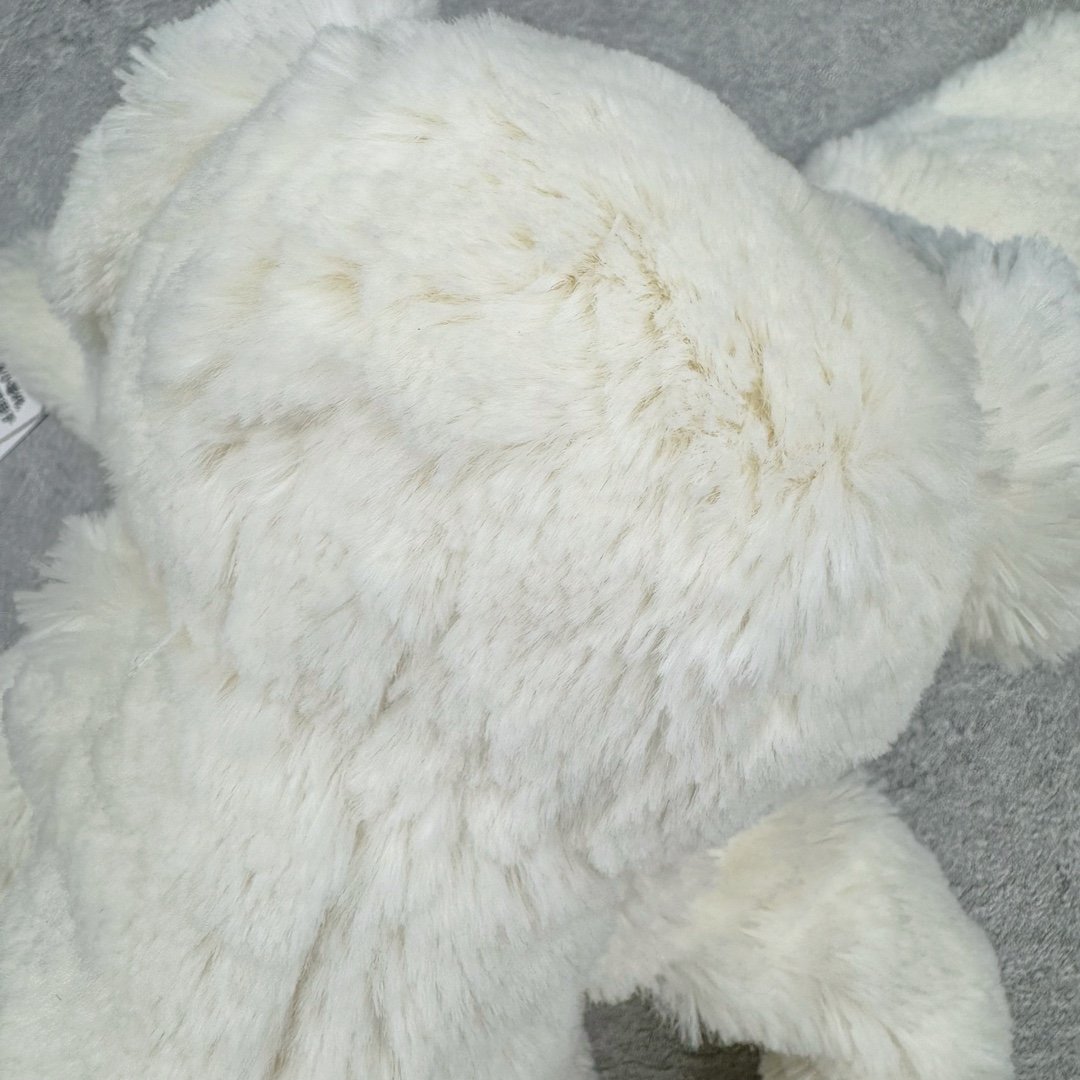 图片[6]-＃原单 Jellycat 玩偶 毛绒公仔 邦尼兔 31CM 科普：Jellycat是一个英国玩具品牌，创立于1999年，由William和Thomas兄弟二人在伦敦创立。该品牌专注于设计玩偶玩具，并全情投入于最有趣、环保和独特的软玩具领域。Jellycat的产品设计丰富且有创意，其毛绒玩具以可爱的动物形象为主打，深受全球儿童的喜爱。品牌的产品线包括各种动物系列、海洋系列、蔬果美食系列、植物系列等，每个系列都有其独特的设计和故事。Jellycat的产品设计理念是打破传统动物毛绒像动物标本一样的形象，通过改变形状、手感、颜色、大小和材料，用成千上万种方式制作一只动物毛绒。品牌的设计师来自世界各地，他们的创意让产品更具多元性，同时也让品牌能够从世界各地的文化中获得设计灵感。近年来，Jellycat品牌方开始跨界合作，与野兽派、华尔道夫酒店等品牌合作推出联名产品，进一步扩大了品牌的影响力。在社交媒体上，Jellycat也日益活跃，通过小红书、Instagram、抖音和TikTok等平台与消费者互动，分享品牌故事和产品信息。Jellycat的产品价格在99元到1699元不等，绝版产品的价格在二手平台上甚至会翻几倍。尽管有消费者认为它高价低质，价格贵、品控不严格等问题频频引来吐槽，但仍有大量粉丝愿意为“治愈”买单，因为这些毛绒玩具成为他们精神上的陪伴。原装100% polyester进口聚酯纤维面料 原厂7D棉 原单环保颗粒 双吊牌加三重水洗标 原配防尘袋 吊打市面通货 注意即使同一家厂 不同的批次面料缸差是一定都有的 官网不同批次都有 经过欧盟CE安全认证 此标准0-100岁的小朋友都适用 这个缸差和造型其实经常入手玩偶的都知道 手工制品 世上每一只jell 都是独一无二的 轻微线头 轻微不对称都是很正常的 无法避免 官网都是一样 底部走线 颗粒填充物 刺绣 走线 肉眼可见的精致 原色未染色面料纱线 超级有质感-选品中心