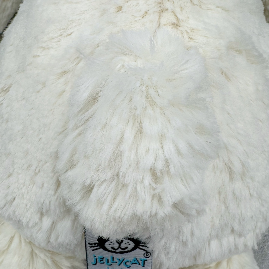 图片[10]-＃原单 Jellycat 玩偶 毛绒公仔 邦尼兔 31CM 科普：Jellycat是一个英国玩具品牌，创立于1999年，由William和Thomas兄弟二人在伦敦创立。该品牌专注于设计玩偶玩具，并全情投入于最有趣、环保和独特的软玩具领域。Jellycat的产品设计丰富且有创意，其毛绒玩具以可爱的动物形象为主打，深受全球儿童的喜爱。品牌的产品线包括各种动物系列、海洋系列、蔬果美食系列、植物系列等，每个系列都有其独特的设计和故事。Jellycat的产品设计理念是打破传统动物毛绒像动物标本一样的形象，通过改变形状、手感、颜色、大小和材料，用成千上万种方式制作一只动物毛绒。品牌的设计师来自世界各地，他们的创意让产品更具多元性，同时也让品牌能够从世界各地的文化中获得设计灵感。近年来，Jellycat品牌方开始跨界合作，与野兽派、华尔道夫酒店等品牌合作推出联名产品，进一步扩大了品牌的影响力。在社交媒体上，Jellycat也日益活跃，通过小红书、Instagram、抖音和TikTok等平台与消费者互动，分享品牌故事和产品信息。Jellycat的产品价格在99元到1699元不等，绝版产品的价格在二手平台上甚至会翻几倍。尽管有消费者认为它高价低质，价格贵、品控不严格等问题频频引来吐槽，但仍有大量粉丝愿意为“治愈”买单，因为这些毛绒玩具成为他们精神上的陪伴。原装100% polyester进口聚酯纤维面料 原厂7D棉 原单环保颗粒 双吊牌加三重水洗标 原配防尘袋 吊打市面通货 注意即使同一家厂 不同的批次面料缸差是一定都有的 官网不同批次都有 经过欧盟CE安全认证 此标准0-100岁的小朋友都适用 这个缸差和造型其实经常入手玩偶的都知道 手工制品 世上每一只jell 都是独一无二的 轻微线头 轻微不对称都是很正常的 无法避免 官网都是一样 底部走线 颗粒填充物 刺绣 走线 肉眼可见的精致 原色未染色面料纱线 超级有质感-选品中心