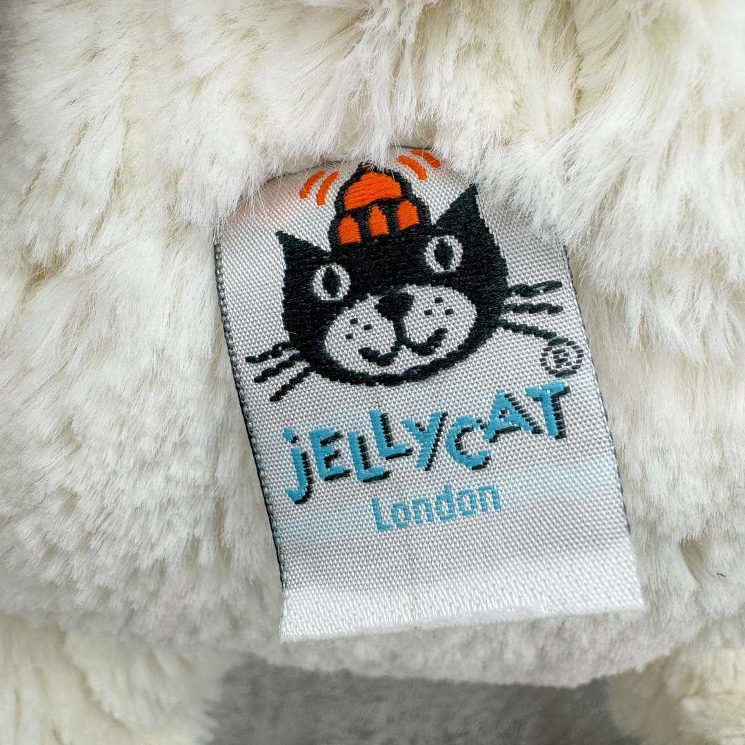 图片[7]-＃原单 Jellycat 玩偶 毛绒公仔 邦尼兔 31CM 科普：Jellycat是一个英国玩具品牌，创立于1999年，由William和Thomas兄弟二人在伦敦创立。该品牌专注于设计玩偶玩具，并全情投入于最有趣、环保和独特的软玩具领域。Jellycat的产品设计丰富且有创意，其毛绒玩具以可爱的动物形象为主打，深受全球儿童的喜爱。品牌的产品线包括各种动物系列、海洋系列、蔬果美食系列、植物系列等，每个系列都有其独特的设计和故事。Jellycat的产品设计理念是打破传统动物毛绒像动物标本一样的形象，通过改变形状、手感、颜色、大小和材料，用成千上万种方式制作一只动物毛绒。品牌的设计师来自世界各地，他们的创意让产品更具多元性，同时也让品牌能够从世界各地的文化中获得设计灵感。近年来，Jellycat品牌方开始跨界合作，与野兽派、华尔道夫酒店等品牌合作推出联名产品，进一步扩大了品牌的影响力。在社交媒体上，Jellycat也日益活跃，通过小红书、Instagram、抖音和TikTok等平台与消费者互动，分享品牌故事和产品信息。Jellycat的产品价格在99元到1699元不等，绝版产品的价格在二手平台上甚至会翻几倍。尽管有消费者认为它高价低质，价格贵、品控不严格等问题频频引来吐槽，但仍有大量粉丝愿意为“治愈”买单，因为这些毛绒玩具成为他们精神上的陪伴。原装100% polyester进口聚酯纤维面料 原厂7D棉 原单环保颗粒 双吊牌加三重水洗标 原配防尘袋 吊打市面通货 注意即使同一家厂 不同的批次面料缸差是一定都有的 官网不同批次都有 经过欧盟CE安全认证 此标准0-100岁的小朋友都适用 这个缸差和造型其实经常入手玩偶的都知道 手工制品 世上每一只jell 都是独一无二的 轻微线头 轻微不对称都是很正常的 无法避免 官网都是一样 底部走线 颗粒填充物 刺绣 走线 肉眼可见的精致 原色未染色面料纱线 超级有质感-选品中心