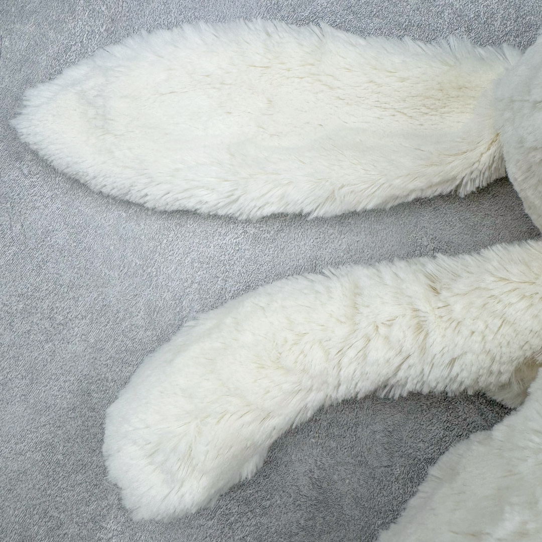 图片[8]-＃原单 Jellycat 玩偶 毛绒公仔 邦尼兔 31CM 科普：Jellycat是一个英国玩具品牌，创立于1999年，由William和Thomas兄弟二人在伦敦创立。该品牌专注于设计玩偶玩具，并全情投入于最有趣、环保和独特的软玩具领域。Jellycat的产品设计丰富且有创意，其毛绒玩具以可爱的动物形象为主打，深受全球儿童的喜爱。品牌的产品线包括各种动物系列、海洋系列、蔬果美食系列、植物系列等，每个系列都有其独特的设计和故事。Jellycat的产品设计理念是打破传统动物毛绒像动物标本一样的形象，通过改变形状、手感、颜色、大小和材料，用成千上万种方式制作一只动物毛绒。品牌的设计师来自世界各地，他们的创意让产品更具多元性，同时也让品牌能够从世界各地的文化中获得设计灵感。近年来，Jellycat品牌方开始跨界合作，与野兽派、华尔道夫酒店等品牌合作推出联名产品，进一步扩大了品牌的影响力。在社交媒体上，Jellycat也日益活跃，通过小红书、Instagram、抖音和TikTok等平台与消费者互动，分享品牌故事和产品信息。Jellycat的产品价格在99元到1699元不等，绝版产品的价格在二手平台上甚至会翻几倍。尽管有消费者认为它高价低质，价格贵、品控不严格等问题频频引来吐槽，但仍有大量粉丝愿意为“治愈”买单，因为这些毛绒玩具成为他们精神上的陪伴。原装100% polyester进口聚酯纤维面料 原厂7D棉 原单环保颗粒 双吊牌加三重水洗标 原配防尘袋 吊打市面通货 注意即使同一家厂 不同的批次面料缸差是一定都有的 官网不同批次都有 经过欧盟CE安全认证 此标准0-100岁的小朋友都适用 这个缸差和造型其实经常入手玩偶的都知道 手工制品 世上每一只jell 都是独一无二的 轻微线头 轻微不对称都是很正常的 无法避免 官网都是一样 底部走线 颗粒填充物 刺绣 走线 肉眼可见的精致 原色未染色面料纱线 超级有质感-选品中心