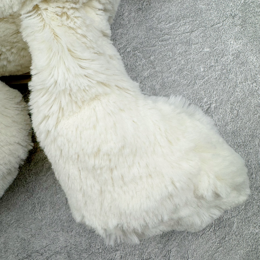 图片[5]-＃原单 Jellycat 玩偶 毛绒公仔 邦尼兔 31CM 科普：Jellycat是一个英国玩具品牌，创立于1999年，由William和Thomas兄弟二人在伦敦创立。该品牌专注于设计玩偶玩具，并全情投入于最有趣、环保和独特的软玩具领域。Jellycat的产品设计丰富且有创意，其毛绒玩具以可爱的动物形象为主打，深受全球儿童的喜爱。品牌的产品线包括各种动物系列、海洋系列、蔬果美食系列、植物系列等，每个系列都有其独特的设计和故事。Jellycat的产品设计理念是打破传统动物毛绒像动物标本一样的形象，通过改变形状、手感、颜色、大小和材料，用成千上万种方式制作一只动物毛绒。品牌的设计师来自世界各地，他们的创意让产品更具多元性，同时也让品牌能够从世界各地的文化中获得设计灵感。近年来，Jellycat品牌方开始跨界合作，与野兽派、华尔道夫酒店等品牌合作推出联名产品，进一步扩大了品牌的影响力。在社交媒体上，Jellycat也日益活跃，通过小红书、Instagram、抖音和TikTok等平台与消费者互动，分享品牌故事和产品信息。Jellycat的产品价格在99元到1699元不等，绝版产品的价格在二手平台上甚至会翻几倍。尽管有消费者认为它高价低质，价格贵、品控不严格等问题频频引来吐槽，但仍有大量粉丝愿意为“治愈”买单，因为这些毛绒玩具成为他们精神上的陪伴。原装100% polyester进口聚酯纤维面料 原厂7D棉 原单环保颗粒 双吊牌加三重水洗标 原配防尘袋 吊打市面通货 注意即使同一家厂 不同的批次面料缸差是一定都有的 官网不同批次都有 经过欧盟CE安全认证 此标准0-100岁的小朋友都适用 这个缸差和造型其实经常入手玩偶的都知道 手工制品 世上每一只jell 都是独一无二的 轻微线头 轻微不对称都是很正常的 无法避免 官网都是一样 底部走线 颗粒填充物 刺绣 走线 肉眼可见的精致 原色未染色面料纱线 超级有质感-选品中心