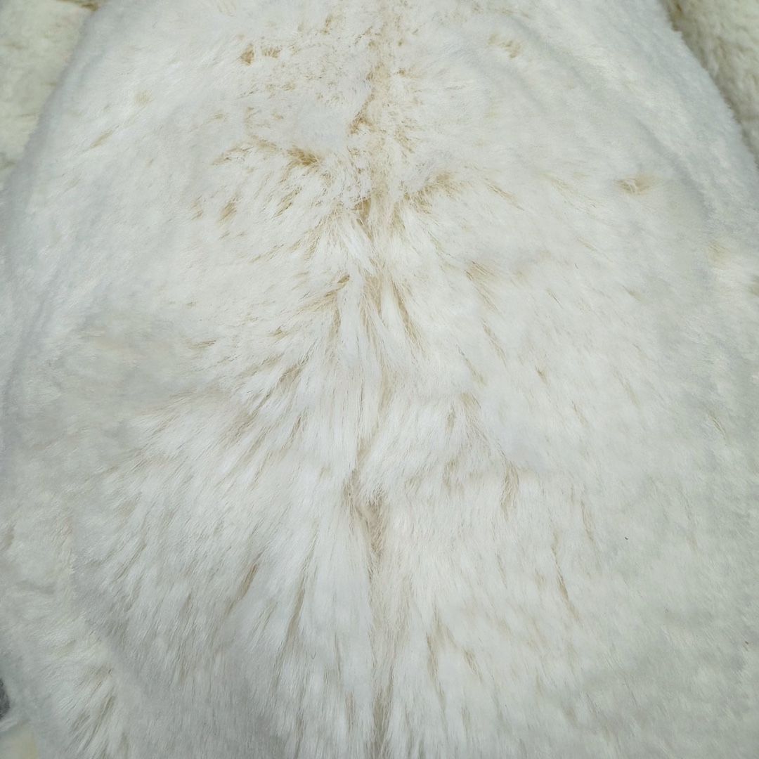 图片[4]-＃原单 Jellycat 玩偶 毛绒公仔 邦尼兔 31CM 科普：Jellycat是一个英国玩具品牌，创立于1999年，由William和Thomas兄弟二人在伦敦创立。该品牌专注于设计玩偶玩具，并全情投入于最有趣、环保和独特的软玩具领域。Jellycat的产品设计丰富且有创意，其毛绒玩具以可爱的动物形象为主打，深受全球儿童的喜爱。品牌的产品线包括各种动物系列、海洋系列、蔬果美食系列、植物系列等，每个系列都有其独特的设计和故事。Jellycat的产品设计理念是打破传统动物毛绒像动物标本一样的形象，通过改变形状、手感、颜色、大小和材料，用成千上万种方式制作一只动物毛绒。品牌的设计师来自世界各地，他们的创意让产品更具多元性，同时也让品牌能够从世界各地的文化中获得设计灵感。近年来，Jellycat品牌方开始跨界合作，与野兽派、华尔道夫酒店等品牌合作推出联名产品，进一步扩大了品牌的影响力。在社交媒体上，Jellycat也日益活跃，通过小红书、Instagram、抖音和TikTok等平台与消费者互动，分享品牌故事和产品信息。Jellycat的产品价格在99元到1699元不等，绝版产品的价格在二手平台上甚至会翻几倍。尽管有消费者认为它高价低质，价格贵、品控不严格等问题频频引来吐槽，但仍有大量粉丝愿意为“治愈”买单，因为这些毛绒玩具成为他们精神上的陪伴。原装100% polyester进口聚酯纤维面料 原厂7D棉 原单环保颗粒 双吊牌加三重水洗标 原配防尘袋 吊打市面通货 注意即使同一家厂 不同的批次面料缸差是一定都有的 官网不同批次都有 经过欧盟CE安全认证 此标准0-100岁的小朋友都适用 这个缸差和造型其实经常入手玩偶的都知道 手工制品 世上每一只jell 都是独一无二的 轻微线头 轻微不对称都是很正常的 无法避免 官网都是一样 底部走线 颗粒填充物 刺绣 走线 肉眼可见的精致 原色未染色面料纱线 超级有质感-选品中心