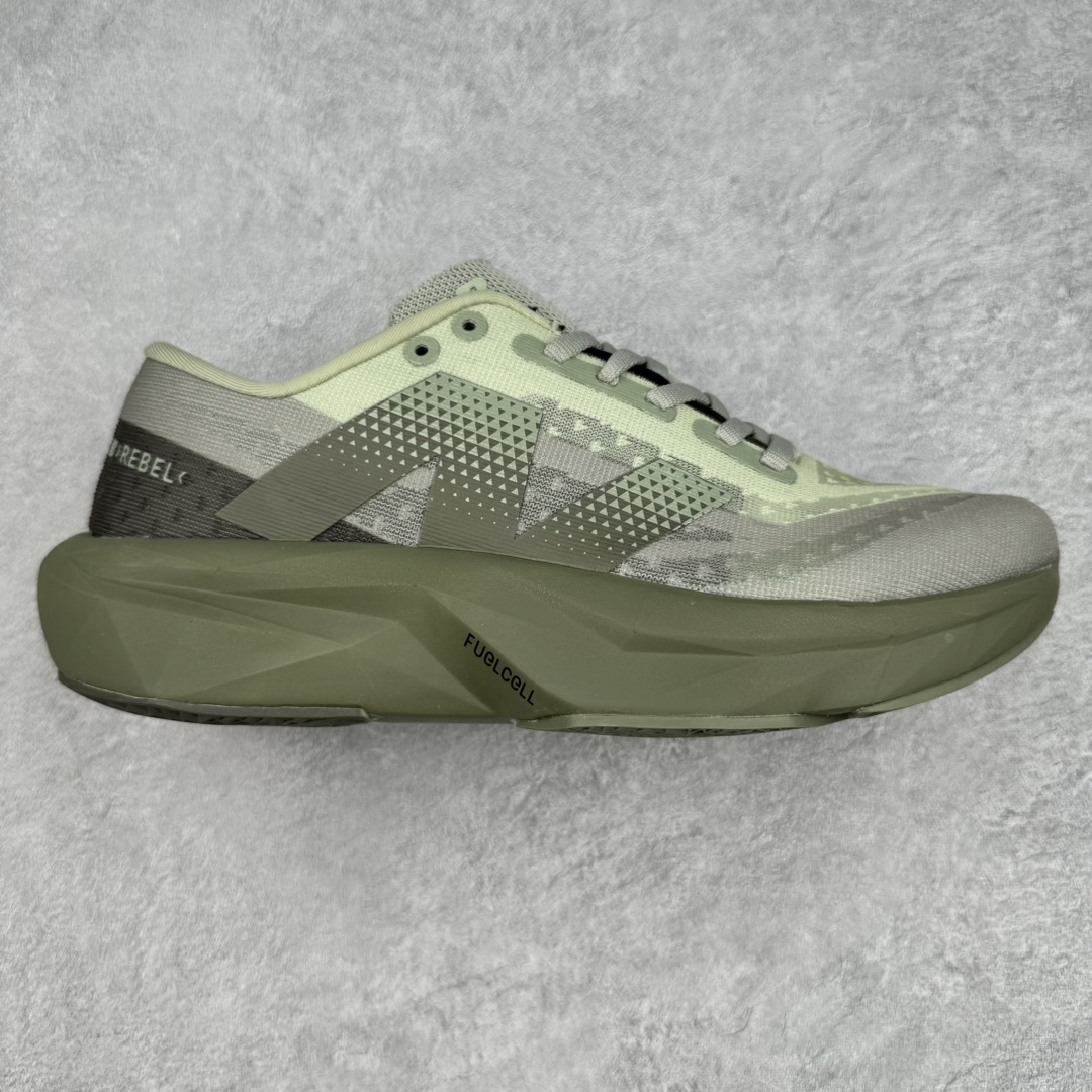 NEW BALANCE Rebel v4系列NB新百伦24新款运动速度训练跑步鞋 New Balance 于 2019 年夏天首次发布了 Rebel。在制鞋业仍在向强调能量回报的弹力泡沫转变的时候，Rebel 确实是一个叛逆者。快进到 2024 年，Rebel v4 承诺通过重新配制的中底化合物和更高的堆叠高度提供更轻、更有弹性的跑步体验。就像New Balance SC Elite v4一样，Rebel v4 提供了完全重新设计的中底化合物。最新的混合物将 New Balance 专有的 FuelCell 泡沫（TPU 和 EVA 的混合物）与 PEBA 泡沫相结合，带来更弹跳的跑步体验。PEBA是一种超轻、高性能的泡沫，通常出现在镀碳超级鞋中。New Balance Rebel v4、ASICS Novablast 4和Brooks Hyperion Max都是精力充沛的无电镀运动鞋，在速度锻炼和快节奏中大放异彩。这三款鞋都依靠它们的中底泡沫和轻微的摇杆形状来创造一种向前滚动的感觉。而且，虽然这些鞋子在堆叠高度和重量方面各不相同，但它们提供了相似的软硬比例，有足够的流行力来加快步伐。尺码：36 37 37.5 38 38.5 39.5 40 40.5 41.5 42 42.5 43 44 45-选品中心