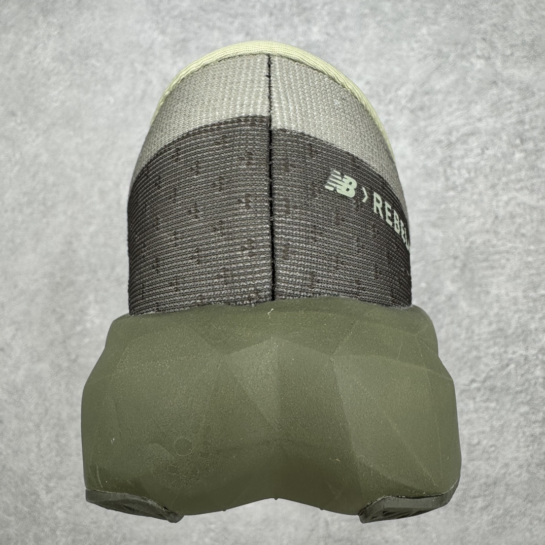 图片[8]-NEW BALANCE Rebel v4系列NB新百伦24新款运动速度训练跑步鞋 New Balance 于 2019 年夏天首次发布了 Rebel。在制鞋业仍在向强调能量回报的弹力泡沫转变的时候，Rebel 确实是一个叛逆者。快进到 2024 年，Rebel v4 承诺通过重新配制的中底化合物和更高的堆叠高度提供更轻、更有弹性的跑步体验。就像New Balance SC Elite v4一样，Rebel v4 提供了完全重新设计的中底化合物。最新的混合物将 New Balance 专有的 FuelCell 泡沫（TPU 和 EVA 的混合物）与 PEBA 泡沫相结合，带来更弹跳的跑步体验。PEBA是一种超轻、高性能的泡沫，通常出现在镀碳超级鞋中。New Balance Rebel v4、ASICS Novablast 4和Brooks Hyperion Max都是精力充沛的无电镀运动鞋，在速度锻炼和快节奏中大放异彩。这三款鞋都依靠它们的中底泡沫和轻微的摇杆形状来创造一种向前滚动的感觉。而且，虽然这些鞋子在堆叠高度和重量方面各不相同，但它们提供了相似的软硬比例，有足够的流行力来加快步伐。尺码：36 37 37.5 38 38.5 39.5 40 40.5 41.5 42 42.5 43 44 45-选品中心