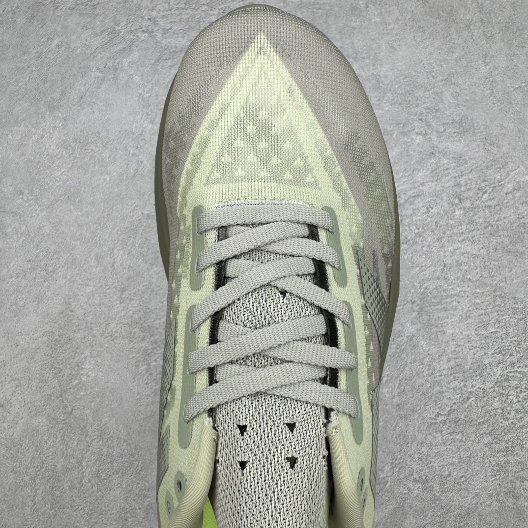 图片[4]-NEW BALANCE Rebel v4系列NB新百伦24新款运动速度训练跑步鞋 New Balance 于 2019 年夏天首次发布了 Rebel。在制鞋业仍在向强调能量回报的弹力泡沫转变的时候，Rebel 确实是一个叛逆者。快进到 2024 年，Rebel v4 承诺通过重新配制的中底化合物和更高的堆叠高度提供更轻、更有弹性的跑步体验。就像New Balance SC Elite v4一样，Rebel v4 提供了完全重新设计的中底化合物。最新的混合物将 New Balance 专有的 FuelCell 泡沫（TPU 和 EVA 的混合物）与 PEBA 泡沫相结合，带来更弹跳的跑步体验。PEBA是一种超轻、高性能的泡沫，通常出现在镀碳超级鞋中。New Balance Rebel v4、ASICS Novablast 4和Brooks Hyperion Max都是精力充沛的无电镀运动鞋，在速度锻炼和快节奏中大放异彩。这三款鞋都依靠它们的中底泡沫和轻微的摇杆形状来创造一种向前滚动的感觉。而且，虽然这些鞋子在堆叠高度和重量方面各不相同，但它们提供了相似的软硬比例，有足够的流行力来加快步伐。尺码：36 37 37.5 38 38.5 39.5 40 40.5 41.5 42 42.5 43 44 45-选品中心