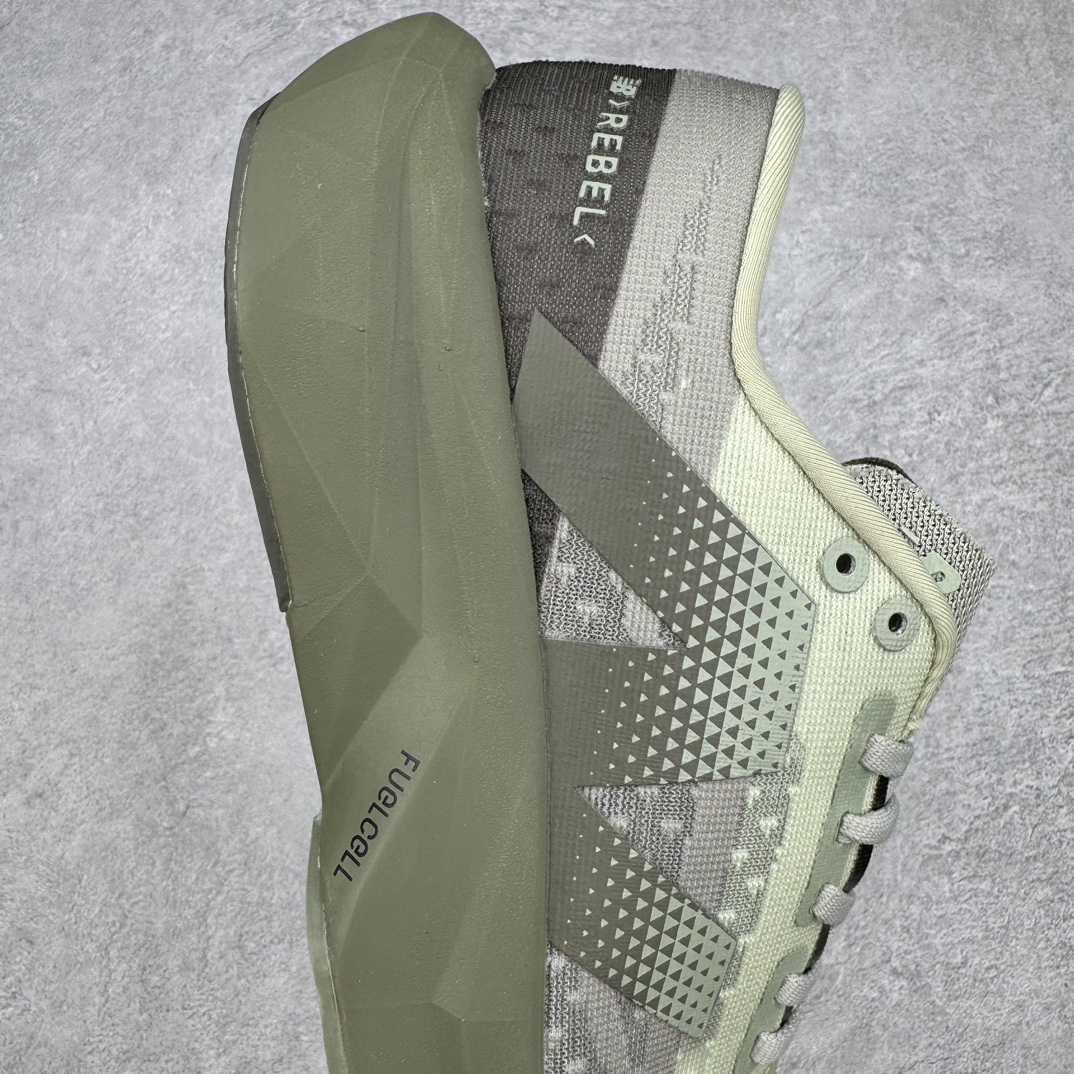 图片[6]-NEW BALANCE Rebel v4系列NB新百伦24新款运动速度训练跑步鞋 New Balance 于 2019 年夏天首次发布了 Rebel。在制鞋业仍在向强调能量回报的弹力泡沫转变的时候，Rebel 确实是一个叛逆者。快进到 2024 年，Rebel v4 承诺通过重新配制的中底化合物和更高的堆叠高度提供更轻、更有弹性的跑步体验。就像New Balance SC Elite v4一样，Rebel v4 提供了完全重新设计的中底化合物。最新的混合物将 New Balance 专有的 FuelCell 泡沫（TPU 和 EVA 的混合物）与 PEBA 泡沫相结合，带来更弹跳的跑步体验。PEBA是一种超轻、高性能的泡沫，通常出现在镀碳超级鞋中。New Balance Rebel v4、ASICS Novablast 4和Brooks Hyperion Max都是精力充沛的无电镀运动鞋，在速度锻炼和快节奏中大放异彩。这三款鞋都依靠它们的中底泡沫和轻微的摇杆形状来创造一种向前滚动的感觉。而且，虽然这些鞋子在堆叠高度和重量方面各不相同，但它们提供了相似的软硬比例，有足够的流行力来加快步伐。尺码：36 37 37.5 38 38.5 39.5 40 40.5 41.5 42 42.5 43 44 45-选品中心