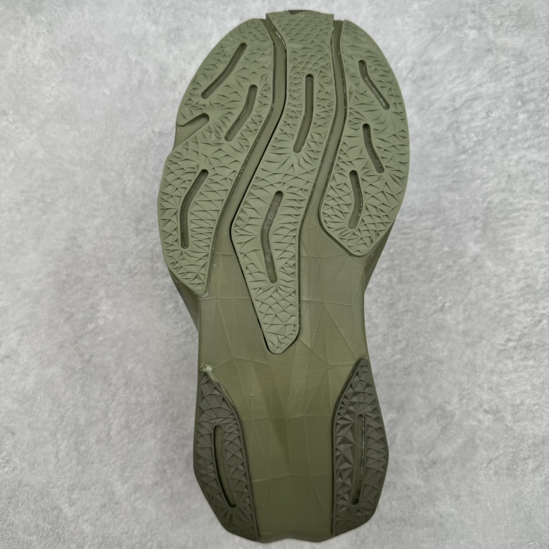 图片[9]-NEW BALANCE Rebel v4系列NB新百伦24新款运动速度训练跑步鞋 New Balance 于 2019 年夏天首次发布了 Rebel。在制鞋业仍在向强调能量回报的弹力泡沫转变的时候，Rebel 确实是一个叛逆者。快进到 2024 年，Rebel v4 承诺通过重新配制的中底化合物和更高的堆叠高度提供更轻、更有弹性的跑步体验。就像New Balance SC Elite v4一样，Rebel v4 提供了完全重新设计的中底化合物。最新的混合物将 New Balance 专有的 FuelCell 泡沫（TPU 和 EVA 的混合物）与 PEBA 泡沫相结合，带来更弹跳的跑步体验。PEBA是一种超轻、高性能的泡沫，通常出现在镀碳超级鞋中。New Balance Rebel v4、ASICS Novablast 4和Brooks Hyperion Max都是精力充沛的无电镀运动鞋，在速度锻炼和快节奏中大放异彩。这三款鞋都依靠它们的中底泡沫和轻微的摇杆形状来创造一种向前滚动的感觉。而且，虽然这些鞋子在堆叠高度和重量方面各不相同，但它们提供了相似的软硬比例，有足够的流行力来加快步伐。尺码：36 37 37.5 38 38.5 39.5 40 40.5 41.5 42 42.5 43 44 45-选品中心