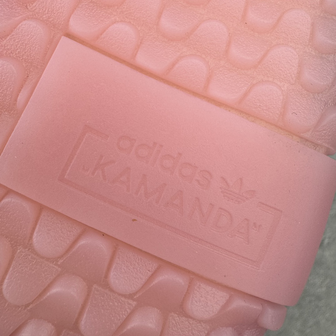 图片[14]-＃纯原 AD Originals Country x Kamanda卡曼达混合系列章鱼卷底复古锯齿休闲运动训练慢跑鞋 货号：EE5668 今年推出的全新鞋型 Kamanda，由于其夸张独特的外底，被玩家们称为“鱿鱼卷”，关注度一直颇高。将经典跑鞋 Country 的鞋面移植到 Kamanda 外底上 鞋面使用轻薄的尼龙布搭配皮革打造，以白色搭配绿色点缀，无论用料质感还是配色都极具复古气息。外底为 Kamanda 标志性的上翻设计，造型前卫，与复古风鞋面形成鲜明反差。尺码：36 36.5 37.5 38 38.5 39 40 40.5 41 42 42.5 43 44 44.5 45-选品中心