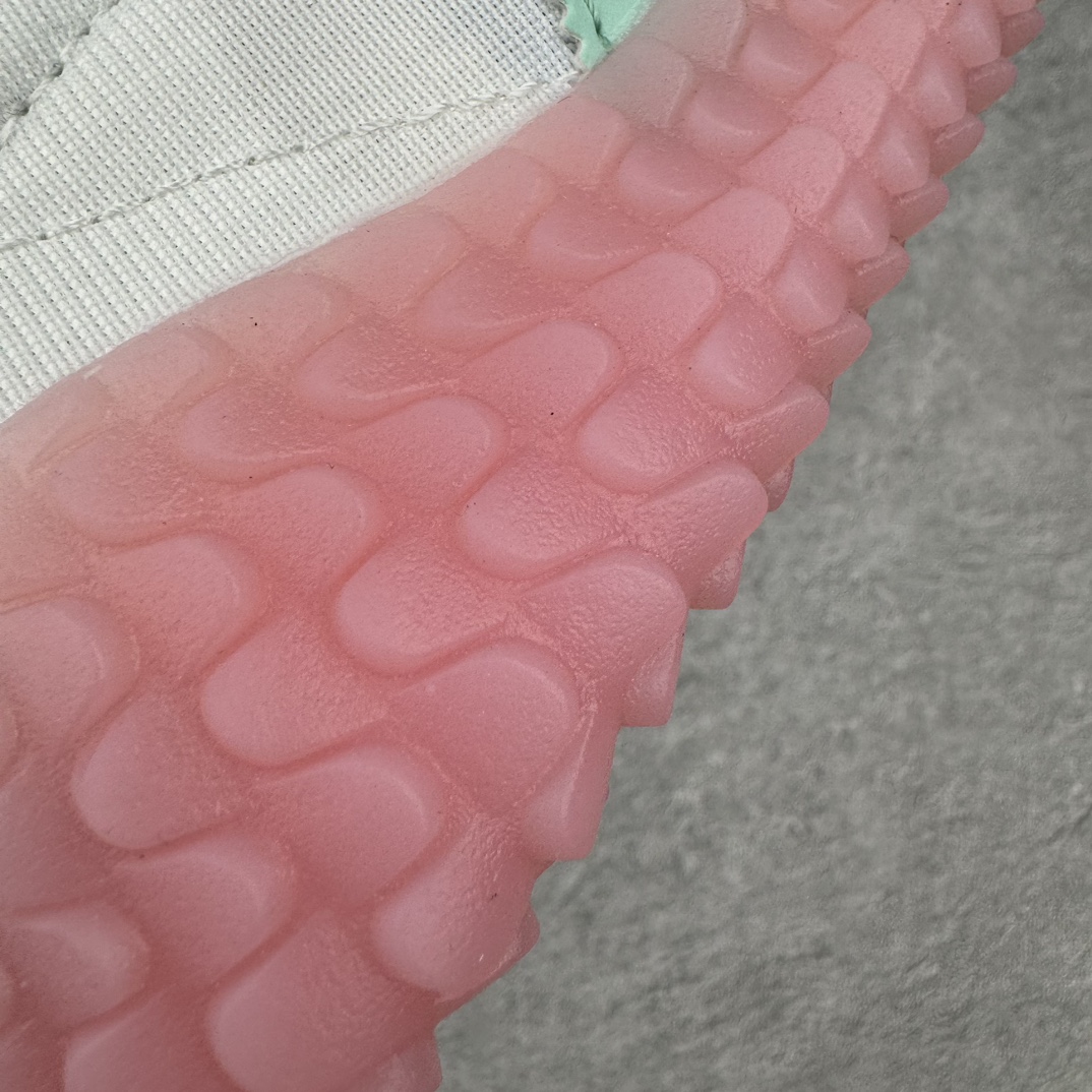 图片[13]-＃纯原 AD Originals Country x Kamanda卡曼达混合系列章鱼卷底复古锯齿休闲运动训练慢跑鞋 货号：EE5668 今年推出的全新鞋型 Kamanda，由于其夸张独特的外底，被玩家们称为“鱿鱼卷”，关注度一直颇高。将经典跑鞋 Country 的鞋面移植到 Kamanda 外底上 鞋面使用轻薄的尼龙布搭配皮革打造，以白色搭配绿色点缀，无论用料质感还是配色都极具复古气息。外底为 Kamanda 标志性的上翻设计，造型前卫，与复古风鞋面形成鲜明反差。尺码：36 36.5 37.5 38 38.5 39 40 40.5 41 42 42.5 43 44 44.5 45-选品中心