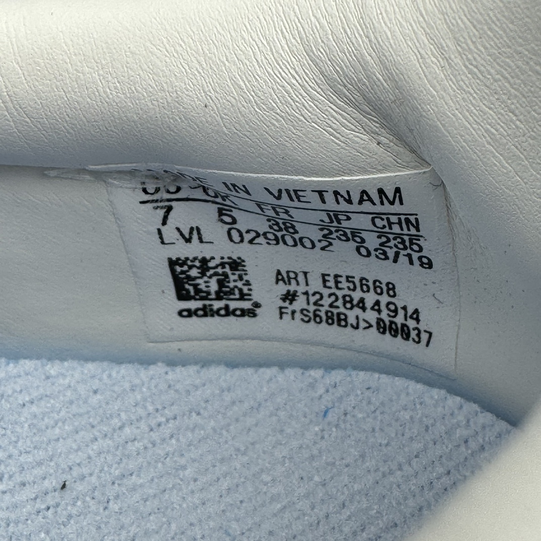 图片[10]-＃纯原 AD Originals Country x Kamanda卡曼达混合系列章鱼卷底复古锯齿休闲运动训练慢跑鞋 货号：EE5668 今年推出的全新鞋型 Kamanda，由于其夸张独特的外底，被玩家们称为“鱿鱼卷”，关注度一直颇高。将经典跑鞋 Country 的鞋面移植到 Kamanda 外底上 鞋面使用轻薄的尼龙布搭配皮革打造，以白色搭配绿色点缀，无论用料质感还是配色都极具复古气息。外底为 Kamanda 标志性的上翻设计，造型前卫，与复古风鞋面形成鲜明反差。尺码：36 36.5 37.5 38 38.5 39 40 40.5 41 42 42.5 43 44 44.5 45-选品中心