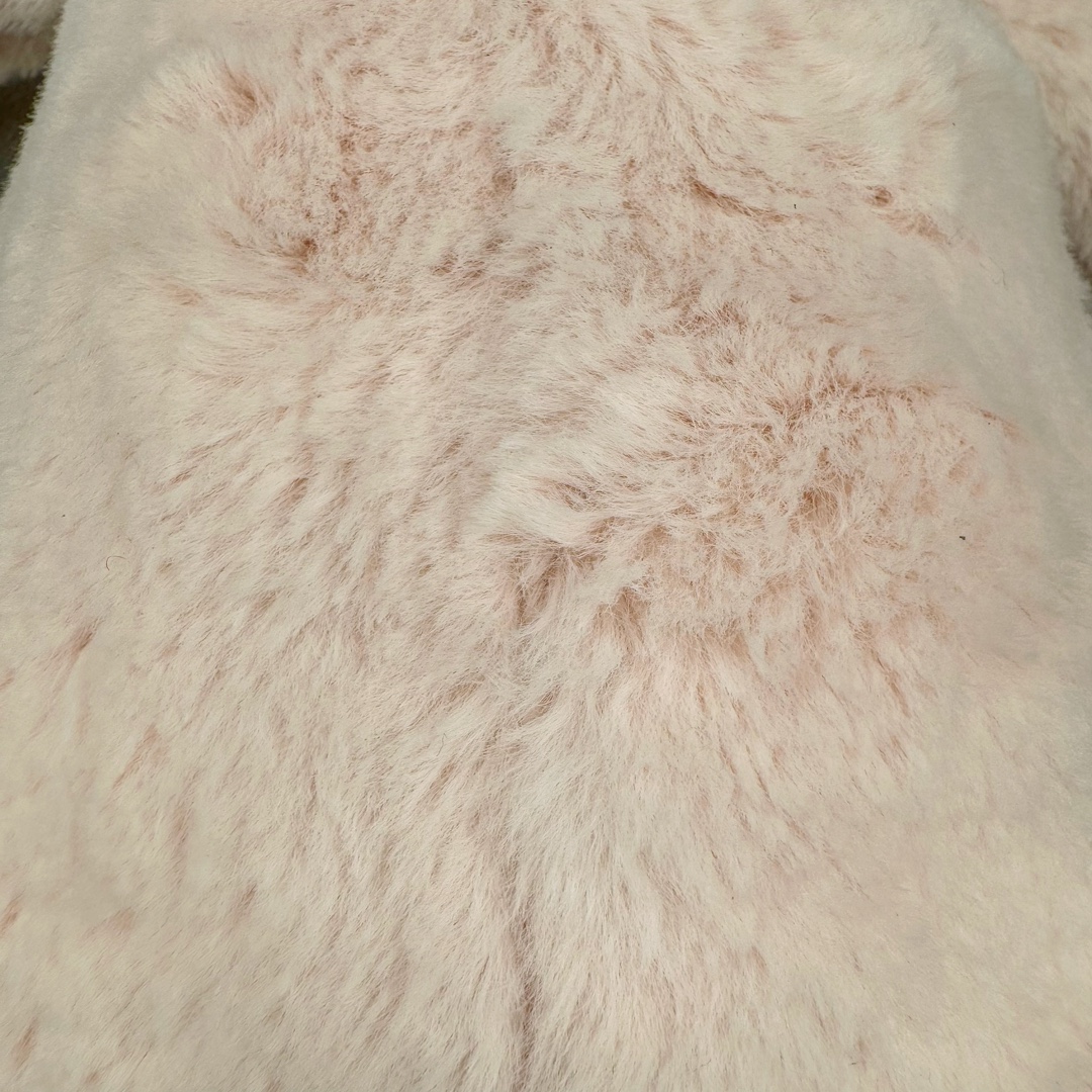 图片[7]-＃原单 Jellycat 玩偶 毛绒公仔 邦尼兔 31CM 科普：Jellycat是一个英国玩具品牌，创立于1999年，由William和Thomas兄弟二人在伦敦创立。该品牌专注于设计玩偶玩具，并全情投入于最有趣、环保和独特的软玩具领域。Jellycat的产品设计丰富且有创意，其毛绒玩具以可爱的动物形象为主打，深受全球儿童的喜爱。品牌的产品线包括各种动物系列、海洋系列、蔬果美食系列、植物系列等，每个系列都有其独特的设计和故事。Jellycat的产品设计理念是打破传统动物毛绒像动物标本一样的形象，通过改变形状、手感、颜色、大小和材料，用成千上万种方式制作一只动物毛绒。品牌的设计师来自世界各地，他们的创意让产品更具多元性，同时也让品牌能够从世界各地的文化中获得设计灵感。近年来，Jellycat品牌方开始跨界合作，与野兽派、华尔道夫酒店等品牌合作推出联名产品，进一步扩大了品牌的影响力。在社交媒体上，Jellycat也日益活跃，通过小红书、Instagram、抖音和TikTok等平台与消费者互动，分享品牌故事和产品信息。Jellycat的产品价格在99元到1699元不等，绝版产品的价格在二手平台上甚至会翻几倍。尽管有消费者认为它高价低质，价格贵、品控不严格等问题频频引来吐槽，但仍有大量粉丝愿意为“治愈”买单，因为这些毛绒玩具成为他们精神上的陪伴。原装100% polyester进口聚酯纤维面料 原厂7D棉 原单环保颗粒 双吊牌加三重水洗标 原配防尘袋 吊打市面通货 注意即使同一家厂 不同的批次面料缸差是一定都有的 官网不同批次都有 经过欧盟CE安全认证 此标准0-100岁的小朋友都适用 这个缸差和造型其实经常入手玩偶的都知道 手工制品 世上每一只jell 都是独一无二的 轻微线头 轻微不对称都是很正常的 无法避免 官网都是一样 底部走线 颗粒填充物 刺绣 走线 肉眼可见的精致 原色未染色面料纱线 超级有质感-选品中心