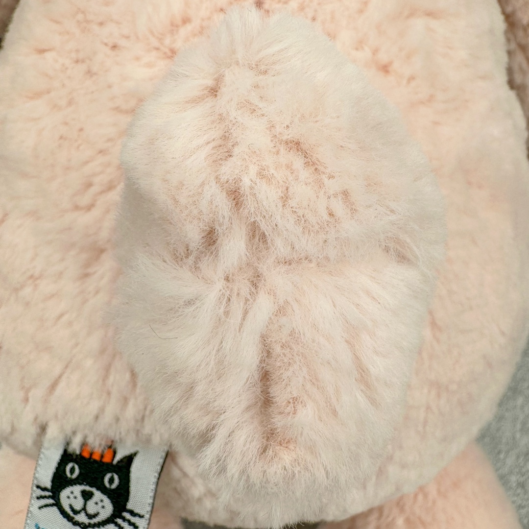 图片[4]-＃原单 Jellycat 玩偶 毛绒公仔 邦尼兔 31CM 科普：Jellycat是一个英国玩具品牌，创立于1999年，由William和Thomas兄弟二人在伦敦创立。该品牌专注于设计玩偶玩具，并全情投入于最有趣、环保和独特的软玩具领域。Jellycat的产品设计丰富且有创意，其毛绒玩具以可爱的动物形象为主打，深受全球儿童的喜爱。品牌的产品线包括各种动物系列、海洋系列、蔬果美食系列、植物系列等，每个系列都有其独特的设计和故事。Jellycat的产品设计理念是打破传统动物毛绒像动物标本一样的形象，通过改变形状、手感、颜色、大小和材料，用成千上万种方式制作一只动物毛绒。品牌的设计师来自世界各地，他们的创意让产品更具多元性，同时也让品牌能够从世界各地的文化中获得设计灵感。近年来，Jellycat品牌方开始跨界合作，与野兽派、华尔道夫酒店等品牌合作推出联名产品，进一步扩大了品牌的影响力。在社交媒体上，Jellycat也日益活跃，通过小红书、Instagram、抖音和TikTok等平台与消费者互动，分享品牌故事和产品信息。Jellycat的产品价格在99元到1699元不等，绝版产品的价格在二手平台上甚至会翻几倍。尽管有消费者认为它高价低质，价格贵、品控不严格等问题频频引来吐槽，但仍有大量粉丝愿意为“治愈”买单，因为这些毛绒玩具成为他们精神上的陪伴。原装100% polyester进口聚酯纤维面料 原厂7D棉 原单环保颗粒 双吊牌加三重水洗标 原配防尘袋 吊打市面通货 注意即使同一家厂 不同的批次面料缸差是一定都有的 官网不同批次都有 经过欧盟CE安全认证 此标准0-100岁的小朋友都适用 这个缸差和造型其实经常入手玩偶的都知道 手工制品 世上每一只jell 都是独一无二的 轻微线头 轻微不对称都是很正常的 无法避免 官网都是一样 底部走线 颗粒填充物 刺绣 走线 肉眼可见的精致 原色未染色面料纱线 超级有质感-选品中心