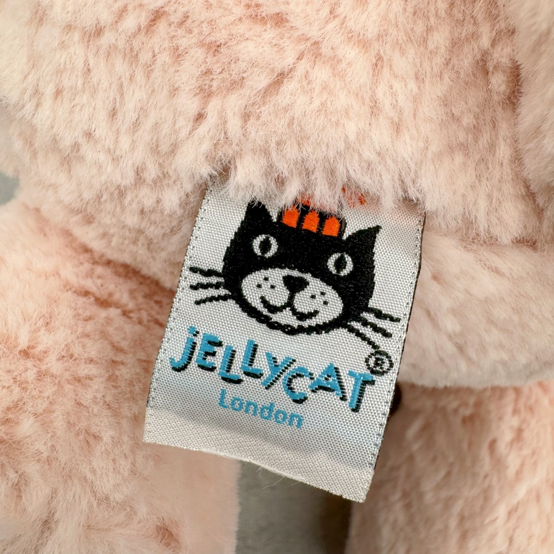 图片[3]-＃原单 Jellycat 玩偶 毛绒公仔 邦尼兔 31CM 科普：Jellycat是一个英国玩具品牌，创立于1999年，由William和Thomas兄弟二人在伦敦创立。该品牌专注于设计玩偶玩具，并全情投入于最有趣、环保和独特的软玩具领域。Jellycat的产品设计丰富且有创意，其毛绒玩具以可爱的动物形象为主打，深受全球儿童的喜爱。品牌的产品线包括各种动物系列、海洋系列、蔬果美食系列、植物系列等，每个系列都有其独特的设计和故事。Jellycat的产品设计理念是打破传统动物毛绒像动物标本一样的形象，通过改变形状、手感、颜色、大小和材料，用成千上万种方式制作一只动物毛绒。品牌的设计师来自世界各地，他们的创意让产品更具多元性，同时也让品牌能够从世界各地的文化中获得设计灵感。近年来，Jellycat品牌方开始跨界合作，与野兽派、华尔道夫酒店等品牌合作推出联名产品，进一步扩大了品牌的影响力。在社交媒体上，Jellycat也日益活跃，通过小红书、Instagram、抖音和TikTok等平台与消费者互动，分享品牌故事和产品信息。Jellycat的产品价格在99元到1699元不等，绝版产品的价格在二手平台上甚至会翻几倍。尽管有消费者认为它高价低质，价格贵、品控不严格等问题频频引来吐槽，但仍有大量粉丝愿意为“治愈”买单，因为这些毛绒玩具成为他们精神上的陪伴。原装100% polyester进口聚酯纤维面料 原厂7D棉 原单环保颗粒 双吊牌加三重水洗标 原配防尘袋 吊打市面通货 注意即使同一家厂 不同的批次面料缸差是一定都有的 官网不同批次都有 经过欧盟CE安全认证 此标准0-100岁的小朋友都适用 这个缸差和造型其实经常入手玩偶的都知道 手工制品 世上每一只jell 都是独一无二的 轻微线头 轻微不对称都是很正常的 无法避免 官网都是一样 底部走线 颗粒填充物 刺绣 走线 肉眼可见的精致 原色未染色面料纱线 超级有质感-选品中心