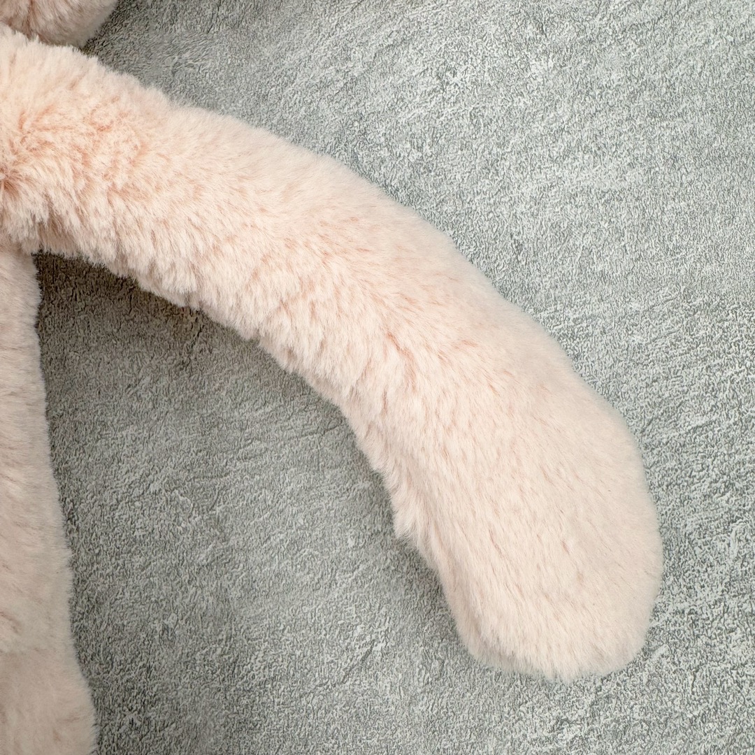 图片[6]-＃原单 Jellycat 玩偶 毛绒公仔 邦尼兔 31CM 科普：Jellycat是一个英国玩具品牌，创立于1999年，由William和Thomas兄弟二人在伦敦创立。该品牌专注于设计玩偶玩具，并全情投入于最有趣、环保和独特的软玩具领域。Jellycat的产品设计丰富且有创意，其毛绒玩具以可爱的动物形象为主打，深受全球儿童的喜爱。品牌的产品线包括各种动物系列、海洋系列、蔬果美食系列、植物系列等，每个系列都有其独特的设计和故事。Jellycat的产品设计理念是打破传统动物毛绒像动物标本一样的形象，通过改变形状、手感、颜色、大小和材料，用成千上万种方式制作一只动物毛绒。品牌的设计师来自世界各地，他们的创意让产品更具多元性，同时也让品牌能够从世界各地的文化中获得设计灵感。近年来，Jellycat品牌方开始跨界合作，与野兽派、华尔道夫酒店等品牌合作推出联名产品，进一步扩大了品牌的影响力。在社交媒体上，Jellycat也日益活跃，通过小红书、Instagram、抖音和TikTok等平台与消费者互动，分享品牌故事和产品信息。Jellycat的产品价格在99元到1699元不等，绝版产品的价格在二手平台上甚至会翻几倍。尽管有消费者认为它高价低质，价格贵、品控不严格等问题频频引来吐槽，但仍有大量粉丝愿意为“治愈”买单，因为这些毛绒玩具成为他们精神上的陪伴。原装100% polyester进口聚酯纤维面料 原厂7D棉 原单环保颗粒 双吊牌加三重水洗标 原配防尘袋 吊打市面通货 注意即使同一家厂 不同的批次面料缸差是一定都有的 官网不同批次都有 经过欧盟CE安全认证 此标准0-100岁的小朋友都适用 这个缸差和造型其实经常入手玩偶的都知道 手工制品 世上每一只jell 都是独一无二的 轻微线头 轻微不对称都是很正常的 无法避免 官网都是一样 底部走线 颗粒填充物 刺绣 走线 肉眼可见的精致 原色未染色面料纱线 超级有质感-选品中心