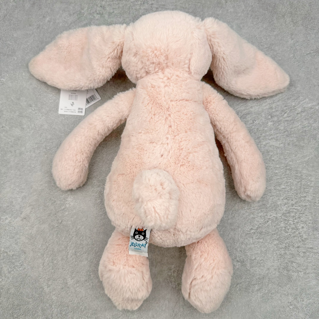 图片[2]-＃原单 Jellycat 玩偶 毛绒公仔 邦尼兔 31CM 科普：Jellycat是一个英国玩具品牌，创立于1999年，由William和Thomas兄弟二人在伦敦创立。该品牌专注于设计玩偶玩具，并全情投入于最有趣、环保和独特的软玩具领域。Jellycat的产品设计丰富且有创意，其毛绒玩具以可爱的动物形象为主打，深受全球儿童的喜爱。品牌的产品线包括各种动物系列、海洋系列、蔬果美食系列、植物系列等，每个系列都有其独特的设计和故事。Jellycat的产品设计理念是打破传统动物毛绒像动物标本一样的形象，通过改变形状、手感、颜色、大小和材料，用成千上万种方式制作一只动物毛绒。品牌的设计师来自世界各地，他们的创意让产品更具多元性，同时也让品牌能够从世界各地的文化中获得设计灵感。近年来，Jellycat品牌方开始跨界合作，与野兽派、华尔道夫酒店等品牌合作推出联名产品，进一步扩大了品牌的影响力。在社交媒体上，Jellycat也日益活跃，通过小红书、Instagram、抖音和TikTok等平台与消费者互动，分享品牌故事和产品信息。Jellycat的产品价格在99元到1699元不等，绝版产品的价格在二手平台上甚至会翻几倍。尽管有消费者认为它高价低质，价格贵、品控不严格等问题频频引来吐槽，但仍有大量粉丝愿意为“治愈”买单，因为这些毛绒玩具成为他们精神上的陪伴。原装100% polyester进口聚酯纤维面料 原厂7D棉 原单环保颗粒 双吊牌加三重水洗标 原配防尘袋 吊打市面通货 注意即使同一家厂 不同的批次面料缸差是一定都有的 官网不同批次都有 经过欧盟CE安全认证 此标准0-100岁的小朋友都适用 这个缸差和造型其实经常入手玩偶的都知道 手工制品 世上每一只jell 都是独一无二的 轻微线头 轻微不对称都是很正常的 无法避免 官网都是一样 底部走线 颗粒填充物 刺绣 走线 肉眼可见的精致 原色未染色面料纱线 超级有质感-选品中心