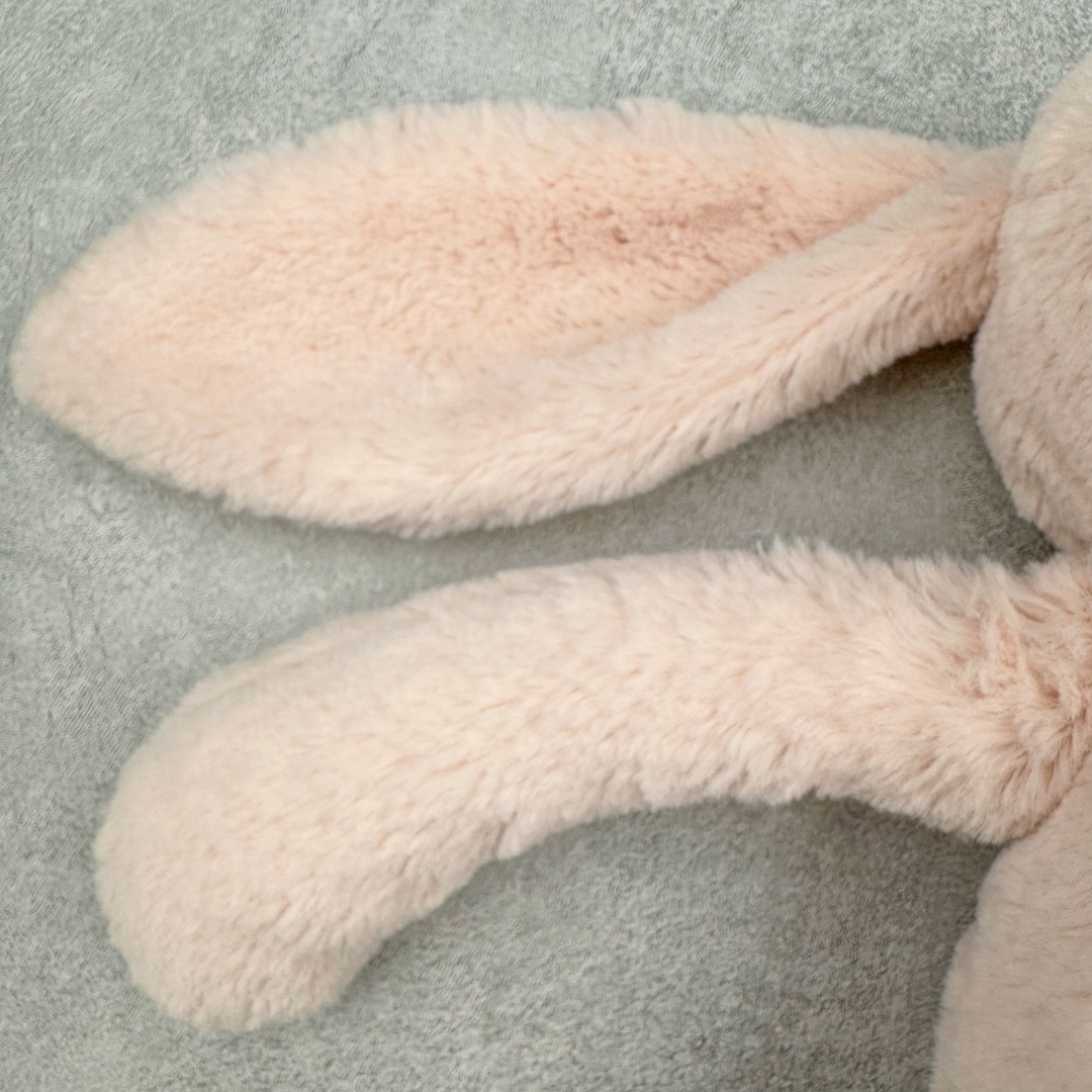 图片[8]-＃原单 Jellycat 玩偶 毛绒公仔 邦尼兔 31CM 科普：Jellycat是一个英国玩具品牌，创立于1999年，由William和Thomas兄弟二人在伦敦创立。该品牌专注于设计玩偶玩具，并全情投入于最有趣、环保和独特的软玩具领域。Jellycat的产品设计丰富且有创意，其毛绒玩具以可爱的动物形象为主打，深受全球儿童的喜爱。品牌的产品线包括各种动物系列、海洋系列、蔬果美食系列、植物系列等，每个系列都有其独特的设计和故事。Jellycat的产品设计理念是打破传统动物毛绒像动物标本一样的形象，通过改变形状、手感、颜色、大小和材料，用成千上万种方式制作一只动物毛绒。品牌的设计师来自世界各地，他们的创意让产品更具多元性，同时也让品牌能够从世界各地的文化中获得设计灵感。近年来，Jellycat品牌方开始跨界合作，与野兽派、华尔道夫酒店等品牌合作推出联名产品，进一步扩大了品牌的影响力。在社交媒体上，Jellycat也日益活跃，通过小红书、Instagram、抖音和TikTok等平台与消费者互动，分享品牌故事和产品信息。Jellycat的产品价格在99元到1699元不等，绝版产品的价格在二手平台上甚至会翻几倍。尽管有消费者认为它高价低质，价格贵、品控不严格等问题频频引来吐槽，但仍有大量粉丝愿意为“治愈”买单，因为这些毛绒玩具成为他们精神上的陪伴。原装100% polyester进口聚酯纤维面料 原厂7D棉 原单环保颗粒 双吊牌加三重水洗标 原配防尘袋 吊打市面通货 注意即使同一家厂 不同的批次面料缸差是一定都有的 官网不同批次都有 经过欧盟CE安全认证 此标准0-100岁的小朋友都适用 这个缸差和造型其实经常入手玩偶的都知道 手工制品 世上每一只jell 都是独一无二的 轻微线头 轻微不对称都是很正常的 无法避免 官网都是一样 底部走线 颗粒填充物 刺绣 走线 肉眼可见的精致 原色未染色面料纱线 超级有质感-选品中心
