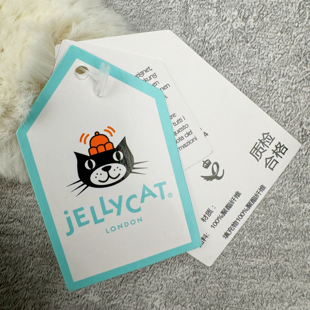 图片[5]-＃原单 Jellycat 玩偶 毛绒公仔 邦尼兔 31CM 科普：Jellycat是一个英国玩具品牌，创立于1999年，由William和Thomas兄弟二人在伦敦创立。该品牌专注于设计玩偶玩具，并全情投入于最有趣、环保和独特的软玩具领域。Jellycat的产品设计丰富且有创意，其毛绒玩具以可爱的动物形象为主打，深受全球儿童的喜爱。品牌的产品线包括各种动物系列、海洋系列、蔬果美食系列、植物系列等，每个系列都有其独特的设计和故事。Jellycat的产品设计理念是打破传统动物毛绒像动物标本一样的形象，通过改变形状、手感、颜色、大小和材料，用成千上万种方式制作一只动物毛绒。品牌的设计师来自世界各地，他们的创意让产品更具多元性，同时也让品牌能够从世界各地的文化中获得设计灵感。近年来，Jellycat品牌方开始跨界合作，与野兽派、华尔道夫酒店等品牌合作推出联名产品，进一步扩大了品牌的影响力。在社交媒体上，Jellycat也日益活跃，通过小红书、Instagram、抖音和TikTok等平台与消费者互动，分享品牌故事和产品信息。Jellycat的产品价格在99元到1699元不等，绝版产品的价格在二手平台上甚至会翻几倍。尽管有消费者认为它高价低质，价格贵、品控不严格等问题频频引来吐槽，但仍有大量粉丝愿意为“治愈”买单，因为这些毛绒玩具成为他们精神上的陪伴。原装100% polyester进口聚酯纤维面料 原厂7D棉 原单环保颗粒 双吊牌加三重水洗标 原配防尘袋 吊打市面通货 注意即使同一家厂 不同的批次面料缸差是一定都有的 官网不同批次都有 经过欧盟CE安全认证 此标准0-100岁的小朋友都适用 这个缸差和造型其实经常入手玩偶的都知道 手工制品 世上每一只jell 都是独一无二的 轻微线头 轻微不对称都是很正常的 无法避免 官网都是一样 底部走线 颗粒填充物 刺绣 走线 肉眼可见的精致 原色未染色面料纱线 超级有质感-选品中心