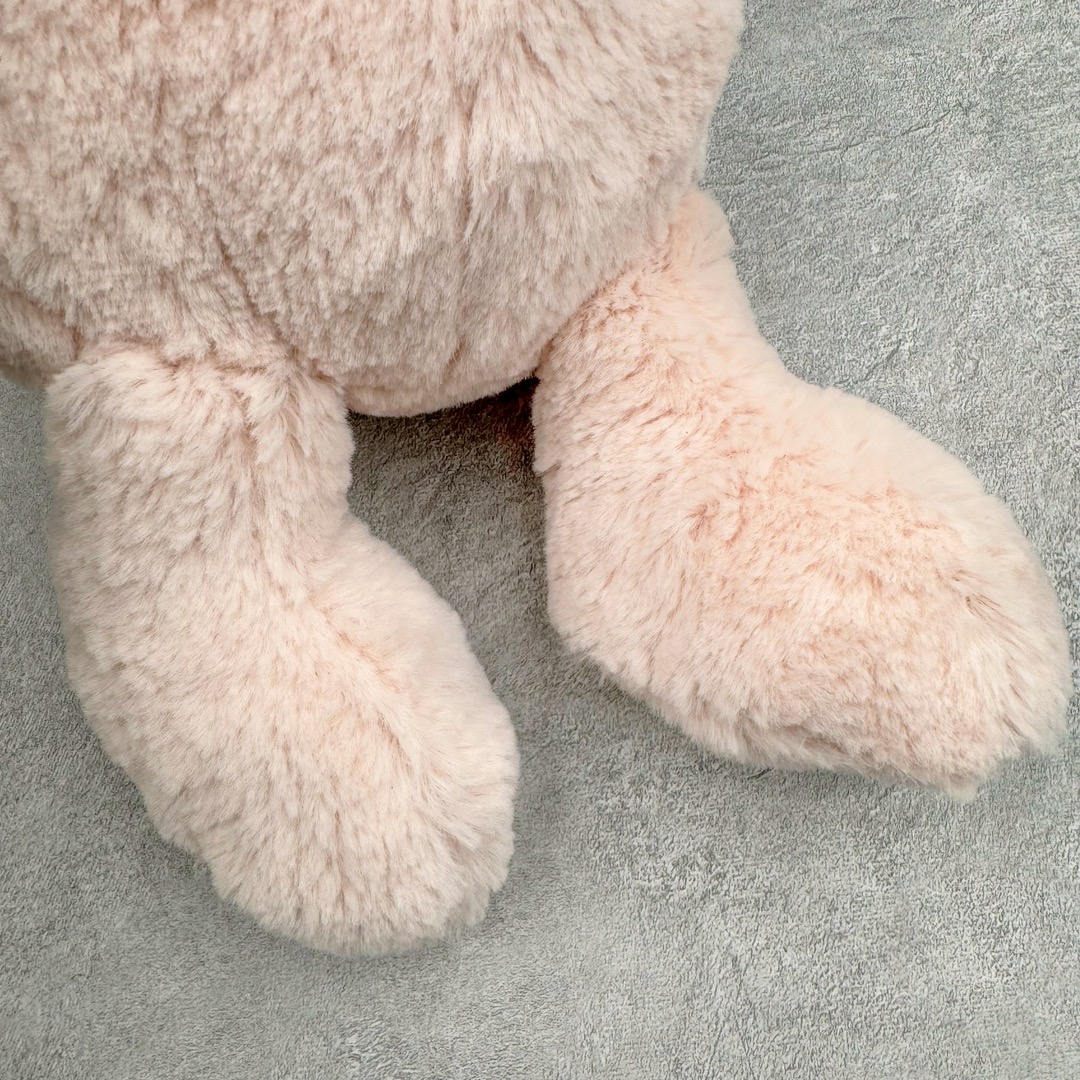 图片[9]-＃原单 Jellycat 玩偶 毛绒公仔 邦尼兔 31CM 科普：Jellycat是一个英国玩具品牌，创立于1999年，由William和Thomas兄弟二人在伦敦创立。该品牌专注于设计玩偶玩具，并全情投入于最有趣、环保和独特的软玩具领域。Jellycat的产品设计丰富且有创意，其毛绒玩具以可爱的动物形象为主打，深受全球儿童的喜爱。品牌的产品线包括各种动物系列、海洋系列、蔬果美食系列、植物系列等，每个系列都有其独特的设计和故事。Jellycat的产品设计理念是打破传统动物毛绒像动物标本一样的形象，通过改变形状、手感、颜色、大小和材料，用成千上万种方式制作一只动物毛绒。品牌的设计师来自世界各地，他们的创意让产品更具多元性，同时也让品牌能够从世界各地的文化中获得设计灵感。近年来，Jellycat品牌方开始跨界合作，与野兽派、华尔道夫酒店等品牌合作推出联名产品，进一步扩大了品牌的影响力。在社交媒体上，Jellycat也日益活跃，通过小红书、Instagram、抖音和TikTok等平台与消费者互动，分享品牌故事和产品信息。Jellycat的产品价格在99元到1699元不等，绝版产品的价格在二手平台上甚至会翻几倍。尽管有消费者认为它高价低质，价格贵、品控不严格等问题频频引来吐槽，但仍有大量粉丝愿意为“治愈”买单，因为这些毛绒玩具成为他们精神上的陪伴。原装100% polyester进口聚酯纤维面料 原厂7D棉 原单环保颗粒 双吊牌加三重水洗标 原配防尘袋 吊打市面通货 注意即使同一家厂 不同的批次面料缸差是一定都有的 官网不同批次都有 经过欧盟CE安全认证 此标准0-100岁的小朋友都适用 这个缸差和造型其实经常入手玩偶的都知道 手工制品 世上每一只jell 都是独一无二的 轻微线头 轻微不对称都是很正常的 无法避免 官网都是一样 底部走线 颗粒填充物 刺绣 走线 肉眼可见的精致 原色未染色面料纱线 超级有质感-选品中心