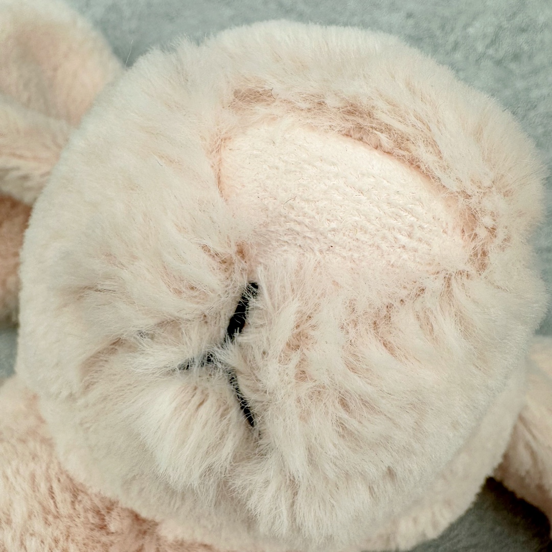 图片[10]-＃原单 Jellycat 玩偶 毛绒公仔 邦尼兔 31CM 科普：Jellycat是一个英国玩具品牌，创立于1999年，由William和Thomas兄弟二人在伦敦创立。该品牌专注于设计玩偶玩具，并全情投入于最有趣、环保和独特的软玩具领域。Jellycat的产品设计丰富且有创意，其毛绒玩具以可爱的动物形象为主打，深受全球儿童的喜爱。品牌的产品线包括各种动物系列、海洋系列、蔬果美食系列、植物系列等，每个系列都有其独特的设计和故事。Jellycat的产品设计理念是打破传统动物毛绒像动物标本一样的形象，通过改变形状、手感、颜色、大小和材料，用成千上万种方式制作一只动物毛绒。品牌的设计师来自世界各地，他们的创意让产品更具多元性，同时也让品牌能够从世界各地的文化中获得设计灵感。近年来，Jellycat品牌方开始跨界合作，与野兽派、华尔道夫酒店等品牌合作推出联名产品，进一步扩大了品牌的影响力。在社交媒体上，Jellycat也日益活跃，通过小红书、Instagram、抖音和TikTok等平台与消费者互动，分享品牌故事和产品信息。Jellycat的产品价格在99元到1699元不等，绝版产品的价格在二手平台上甚至会翻几倍。尽管有消费者认为它高价低质，价格贵、品控不严格等问题频频引来吐槽，但仍有大量粉丝愿意为“治愈”买单，因为这些毛绒玩具成为他们精神上的陪伴。原装100% polyester进口聚酯纤维面料 原厂7D棉 原单环保颗粒 双吊牌加三重水洗标 原配防尘袋 吊打市面通货 注意即使同一家厂 不同的批次面料缸差是一定都有的 官网不同批次都有 经过欧盟CE安全认证 此标准0-100岁的小朋友都适用 这个缸差和造型其实经常入手玩偶的都知道 手工制品 世上每一只jell 都是独一无二的 轻微线头 轻微不对称都是很正常的 无法避免 官网都是一样 底部走线 颗粒填充物 刺绣 走线 肉眼可见的精致 原色未染色面料纱线 超级有质感-选品中心