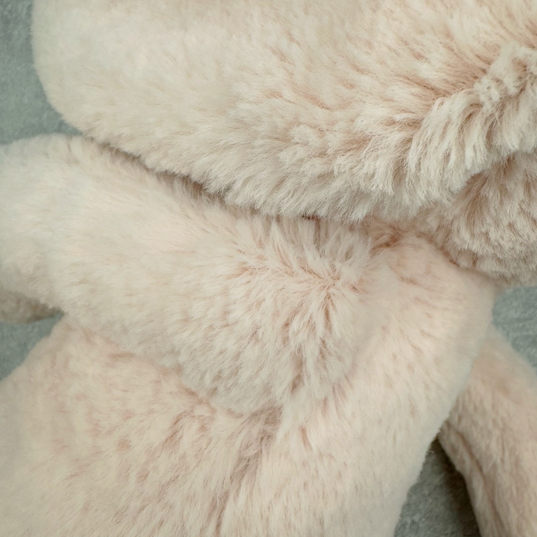 图片[12]-＃原单 Jellycat 玩偶 毛绒公仔 邦尼兔 31CM 科普：Jellycat是一个英国玩具品牌，创立于1999年，由William和Thomas兄弟二人在伦敦创立。该品牌专注于设计玩偶玩具，并全情投入于最有趣、环保和独特的软玩具领域。Jellycat的产品设计丰富且有创意，其毛绒玩具以可爱的动物形象为主打，深受全球儿童的喜爱。品牌的产品线包括各种动物系列、海洋系列、蔬果美食系列、植物系列等，每个系列都有其独特的设计和故事。Jellycat的产品设计理念是打破传统动物毛绒像动物标本一样的形象，通过改变形状、手感、颜色、大小和材料，用成千上万种方式制作一只动物毛绒。品牌的设计师来自世界各地，他们的创意让产品更具多元性，同时也让品牌能够从世界各地的文化中获得设计灵感。近年来，Jellycat品牌方开始跨界合作，与野兽派、华尔道夫酒店等品牌合作推出联名产品，进一步扩大了品牌的影响力。在社交媒体上，Jellycat也日益活跃，通过小红书、Instagram、抖音和TikTok等平台与消费者互动，分享品牌故事和产品信息。Jellycat的产品价格在99元到1699元不等，绝版产品的价格在二手平台上甚至会翻几倍。尽管有消费者认为它高价低质，价格贵、品控不严格等问题频频引来吐槽，但仍有大量粉丝愿意为“治愈”买单，因为这些毛绒玩具成为他们精神上的陪伴。原装100% polyester进口聚酯纤维面料 原厂7D棉 原单环保颗粒 双吊牌加三重水洗标 原配防尘袋 吊打市面通货 注意即使同一家厂 不同的批次面料缸差是一定都有的 官网不同批次都有 经过欧盟CE安全认证 此标准0-100岁的小朋友都适用 这个缸差和造型其实经常入手玩偶的都知道 手工制品 世上每一只jell 都是独一无二的 轻微线头 轻微不对称都是很正常的 无法避免 官网都是一样 底部走线 颗粒填充物 刺绣 走线 肉眼可见的精致 原色未染色面料纱线 超级有质感-选品中心