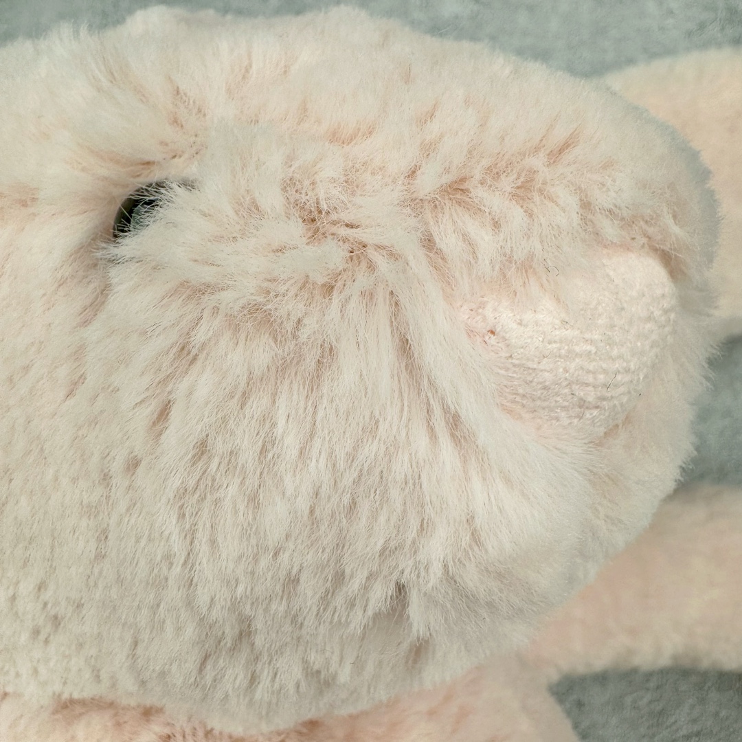 图片[11]-＃原单 Jellycat 玩偶 毛绒公仔 邦尼兔 31CM 科普：Jellycat是一个英国玩具品牌，创立于1999年，由William和Thomas兄弟二人在伦敦创立。该品牌专注于设计玩偶玩具，并全情投入于最有趣、环保和独特的软玩具领域。Jellycat的产品设计丰富且有创意，其毛绒玩具以可爱的动物形象为主打，深受全球儿童的喜爱。品牌的产品线包括各种动物系列、海洋系列、蔬果美食系列、植物系列等，每个系列都有其独特的设计和故事。Jellycat的产品设计理念是打破传统动物毛绒像动物标本一样的形象，通过改变形状、手感、颜色、大小和材料，用成千上万种方式制作一只动物毛绒。品牌的设计师来自世界各地，他们的创意让产品更具多元性，同时也让品牌能够从世界各地的文化中获得设计灵感。近年来，Jellycat品牌方开始跨界合作，与野兽派、华尔道夫酒店等品牌合作推出联名产品，进一步扩大了品牌的影响力。在社交媒体上，Jellycat也日益活跃，通过小红书、Instagram、抖音和TikTok等平台与消费者互动，分享品牌故事和产品信息。Jellycat的产品价格在99元到1699元不等，绝版产品的价格在二手平台上甚至会翻几倍。尽管有消费者认为它高价低质，价格贵、品控不严格等问题频频引来吐槽，但仍有大量粉丝愿意为“治愈”买单，因为这些毛绒玩具成为他们精神上的陪伴。原装100% polyester进口聚酯纤维面料 原厂7D棉 原单环保颗粒 双吊牌加三重水洗标 原配防尘袋 吊打市面通货 注意即使同一家厂 不同的批次面料缸差是一定都有的 官网不同批次都有 经过欧盟CE安全认证 此标准0-100岁的小朋友都适用 这个缸差和造型其实经常入手玩偶的都知道 手工制品 世上每一只jell 都是独一无二的 轻微线头 轻微不对称都是很正常的 无法避免 官网都是一样 底部走线 颗粒填充物 刺绣 走线 肉眼可见的精致 原色未染色面料纱线 超级有质感-选品中心