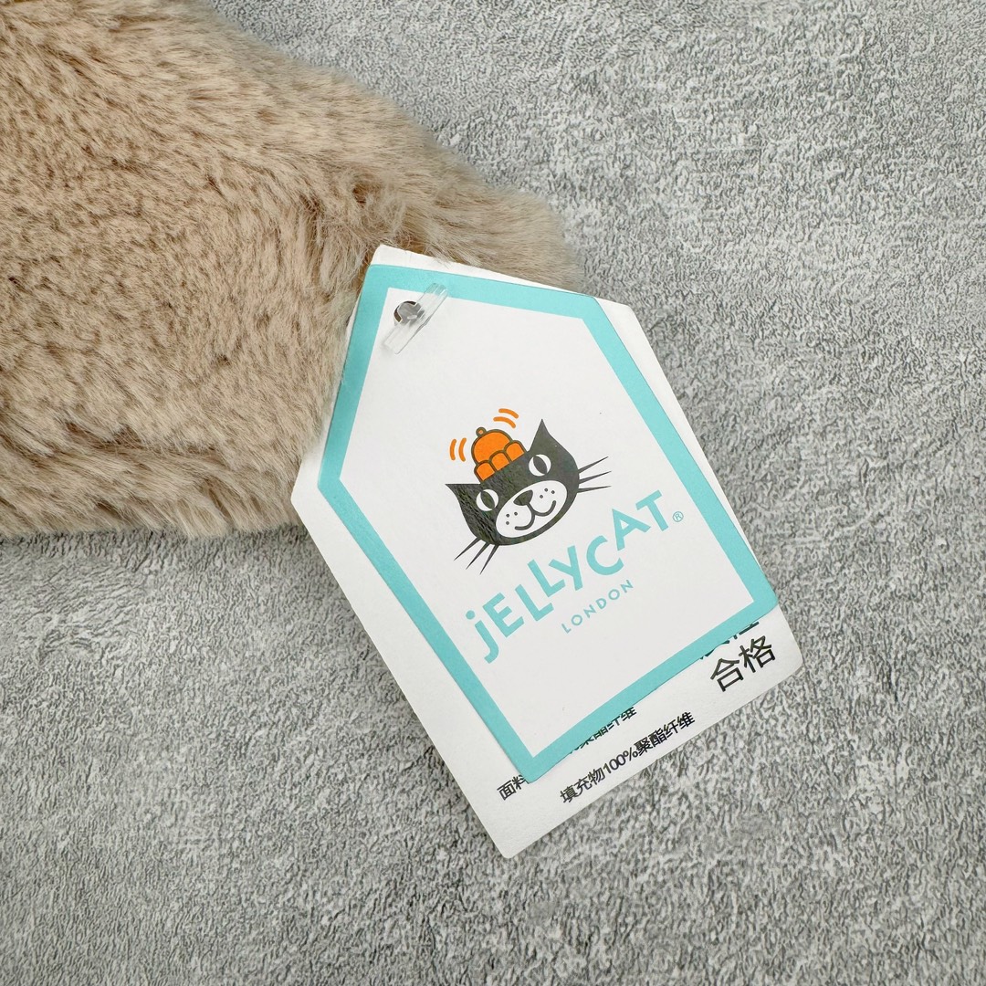 图片[7]-＃原单 Jellycat 玩偶 毛绒公仔 邦尼兔 31CM 科普：Jellycat是一个英国玩具品牌，创立于1999年，由William和Thomas兄弟二人在伦敦创立。该品牌专注于设计玩偶玩具，并全情投入于最有趣、环保和独特的软玩具领域。Jellycat的产品设计丰富且有创意，其毛绒玩具以可爱的动物形象为主打，深受全球儿童的喜爱。品牌的产品线包括各种动物系列、海洋系列、蔬果美食系列、植物系列等，每个系列都有其独特的设计和故事。Jellycat的产品设计理念是打破传统动物毛绒像动物标本一样的形象，通过改变形状、手感、颜色、大小和材料，用成千上万种方式制作一只动物毛绒。品牌的设计师来自世界各地，他们的创意让产品更具多元性，同时也让品牌能够从世界各地的文化中获得设计灵感。近年来，Jellycat品牌方开始跨界合作，与野兽派、华尔道夫酒店等品牌合作推出联名产品，进一步扩大了品牌的影响力。在社交媒体上，Jellycat也日益活跃，通过小红书、Instagram、抖音和TikTok等平台与消费者互动，分享品牌故事和产品信息。Jellycat的产品价格在99元到1699元不等，绝版产品的价格在二手平台上甚至会翻几倍。尽管有消费者认为它高价低质，价格贵、品控不严格等问题频频引来吐槽，但仍有大量粉丝愿意为“治愈”买单，因为这些毛绒玩具成为他们精神上的陪伴。原装100% polyester进口聚酯纤维面料 原厂7D棉 原单环保颗粒 双吊牌加三重水洗标 原配防尘袋 吊打市面通货 注意即使同一家厂 不同的批次面料缸差是一定都有的 官网不同批次都有 经过欧盟CE安全认证 此标准0-100岁的小朋友都适用 这个缸差和造型其实经常入手玩偶的都知道 手工制品 世上每一只jell 都是独一无二的 轻微线头 轻微不对称都是很正常的 无法避免 官网都是一样 底部走线 颗粒填充物 刺绣 走线 肉眼可见的精致 原色未染色面料纱线 超级有质感-选品中心